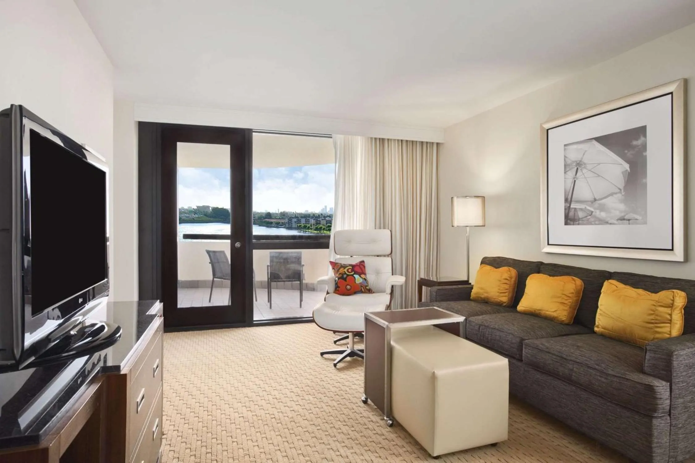 Living room in Hilton Miami Airport Blue Lagoon