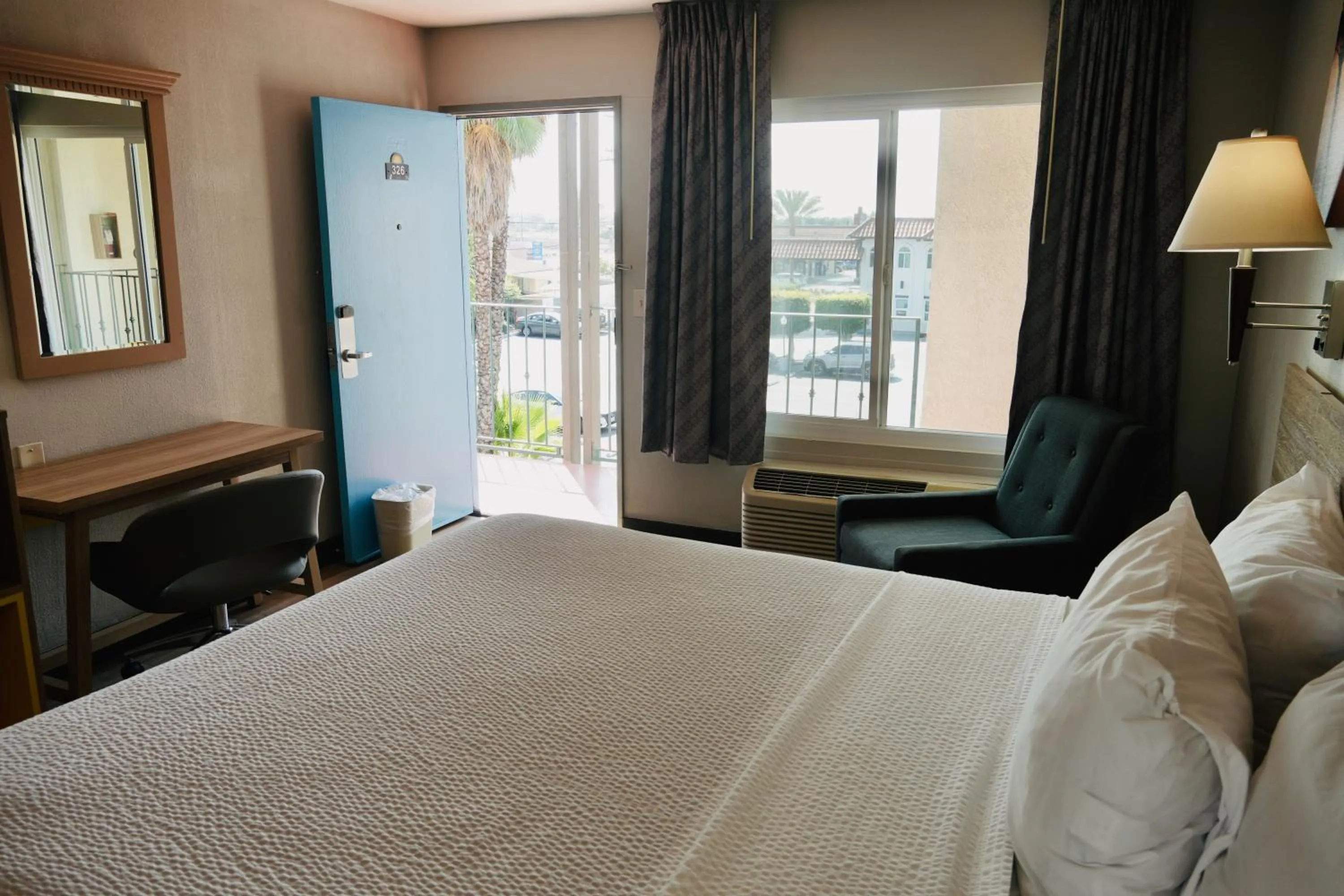 Bed in Days Inn by Wyndham Anaheim Near the Park
