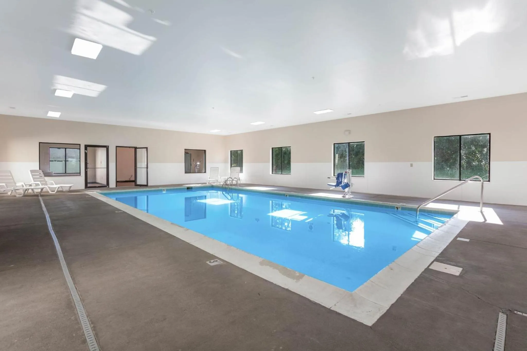 Swimming pool in Red Roof Inn Richmond, KY