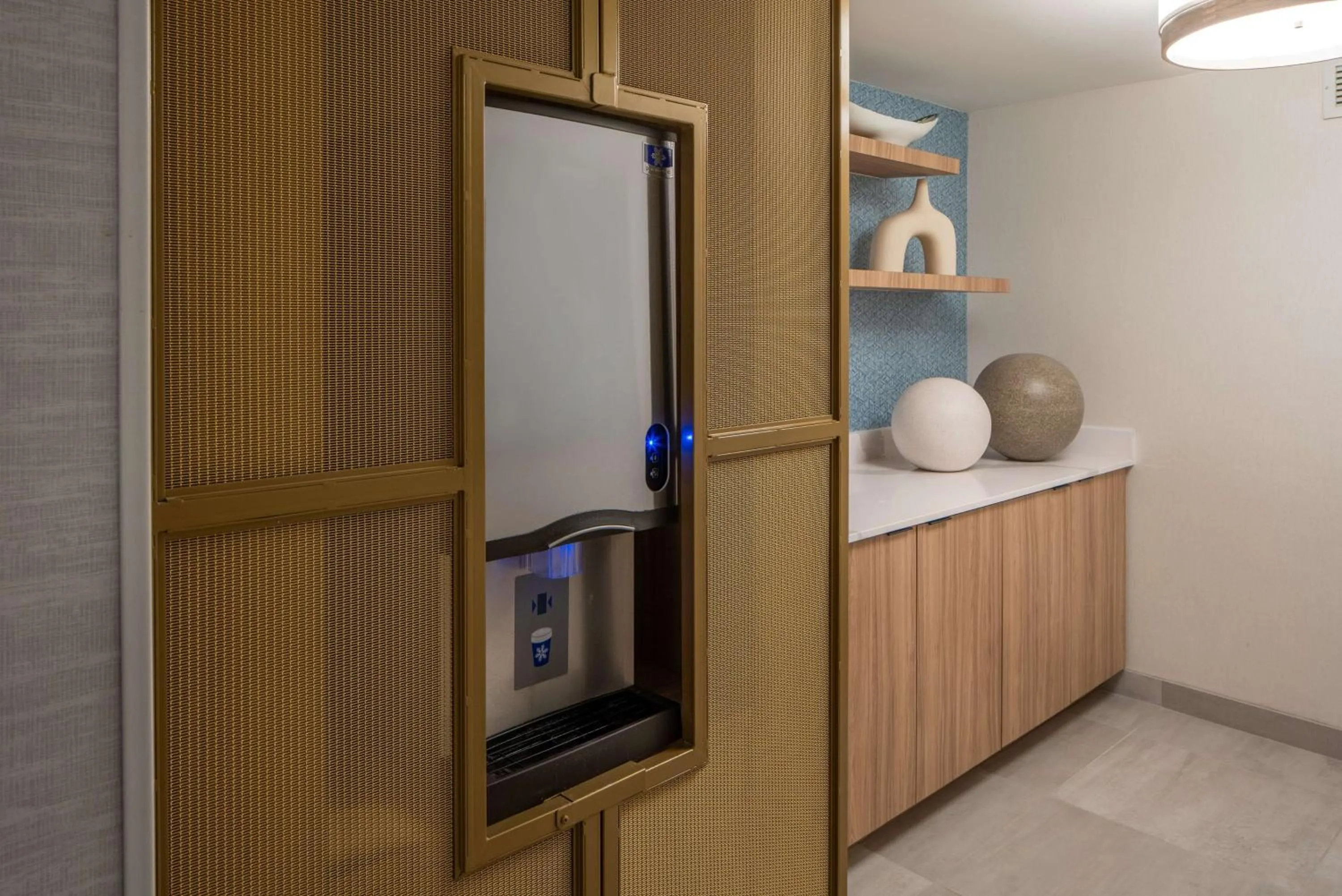 Dining area in Hilton Garden Inn Orlando Airport
