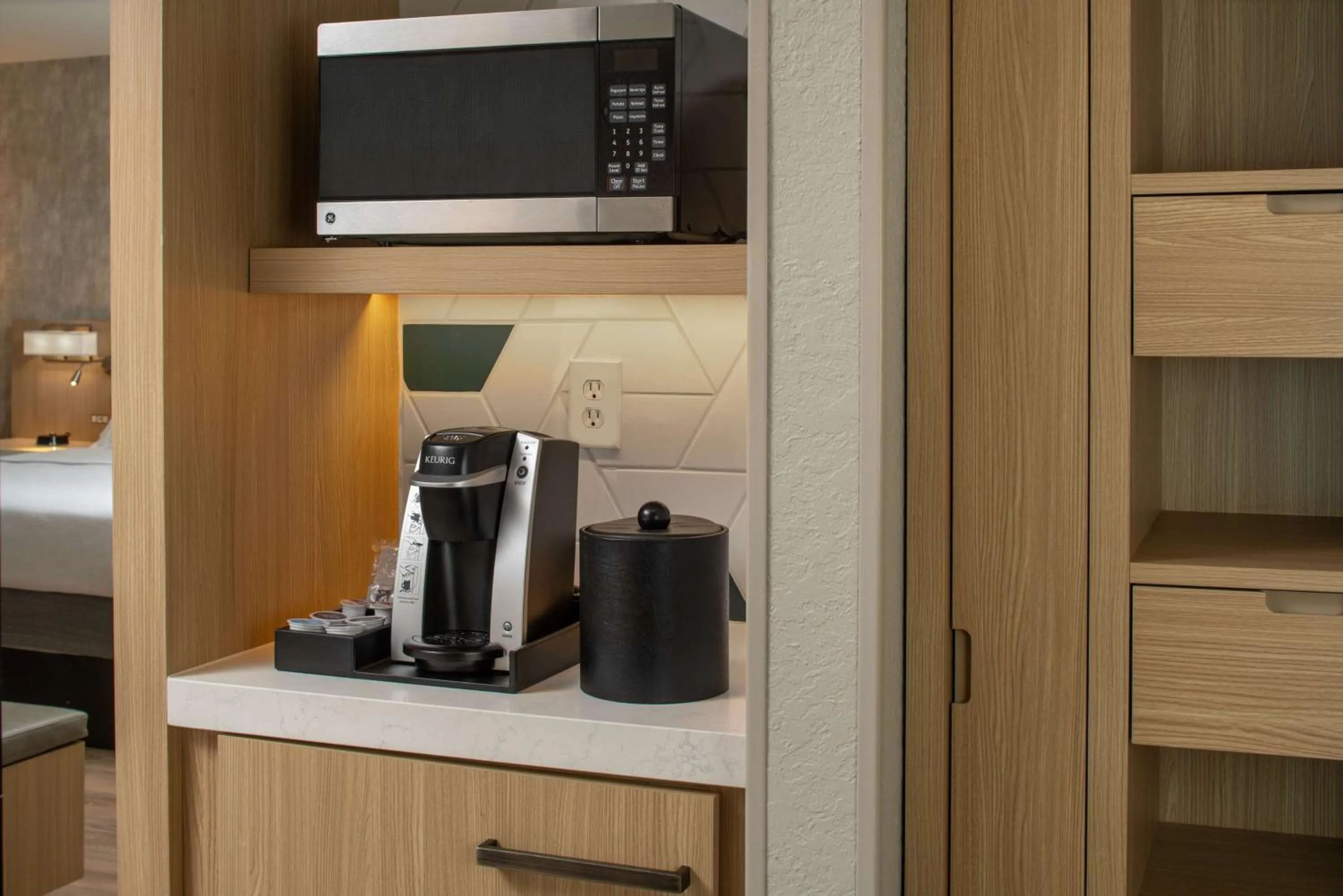 Photo of the whole room in Hilton Garden Inn Orlando Airport