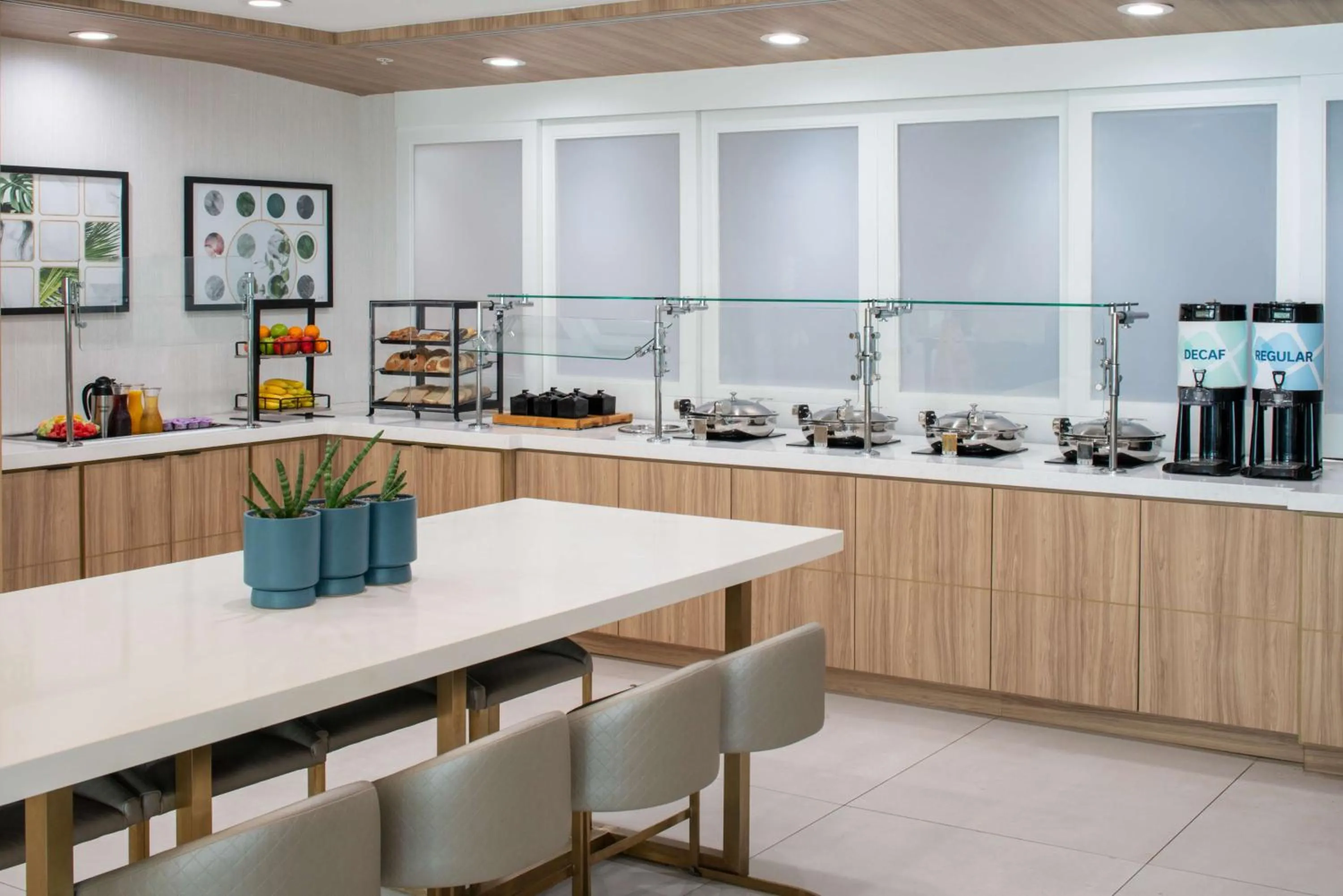 Restaurant/places to eat in Hilton Garden Inn Orlando Airport