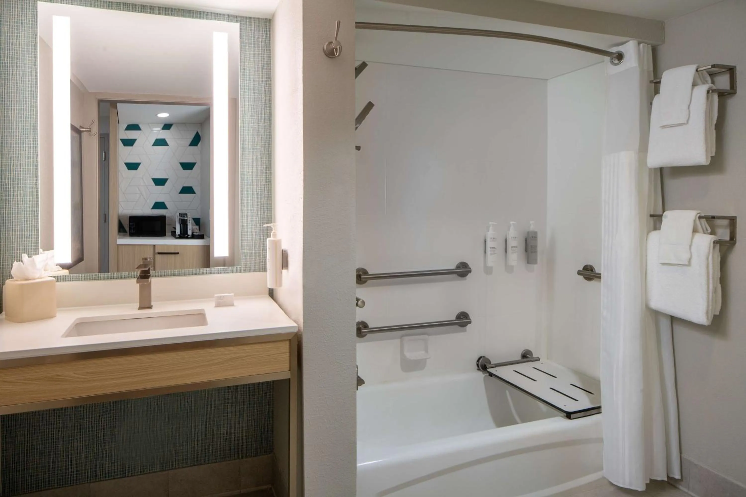 Bathroom in Hilton Garden Inn Orlando Airport