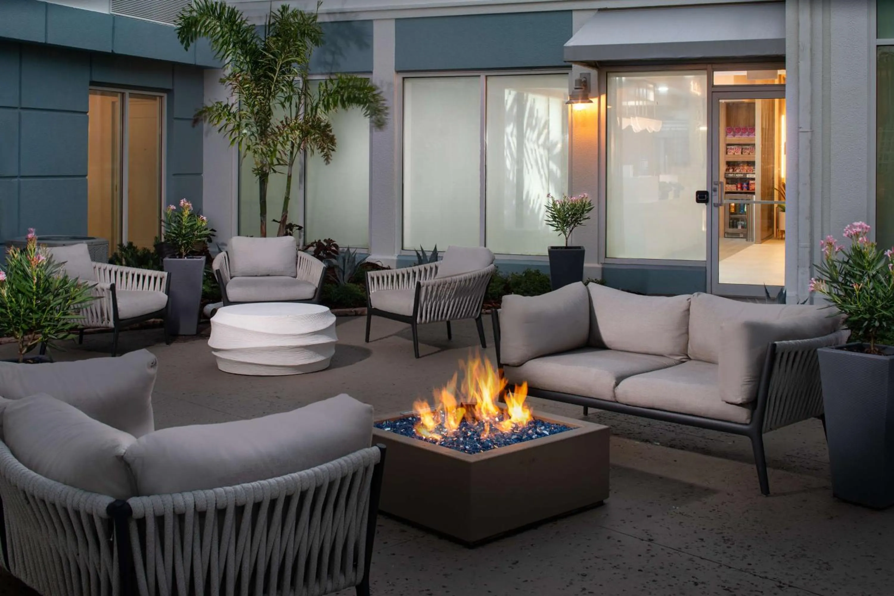 Patio in Hilton Garden Inn Orlando Airport