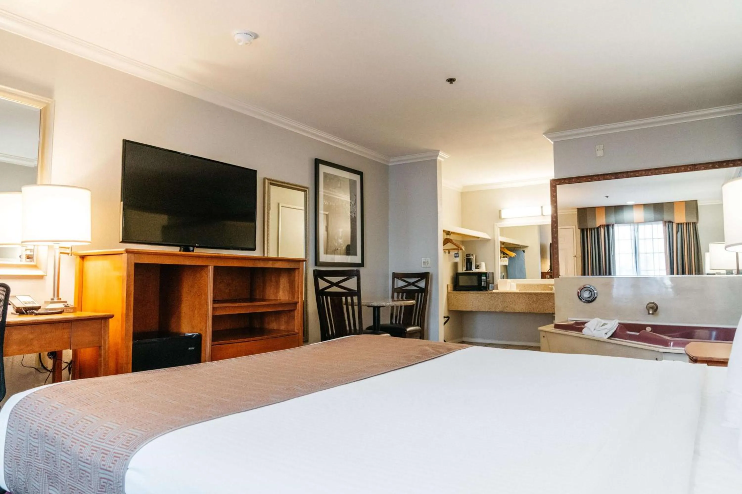 Photo of the whole room, Bed in Best Western Palm Garden Inn