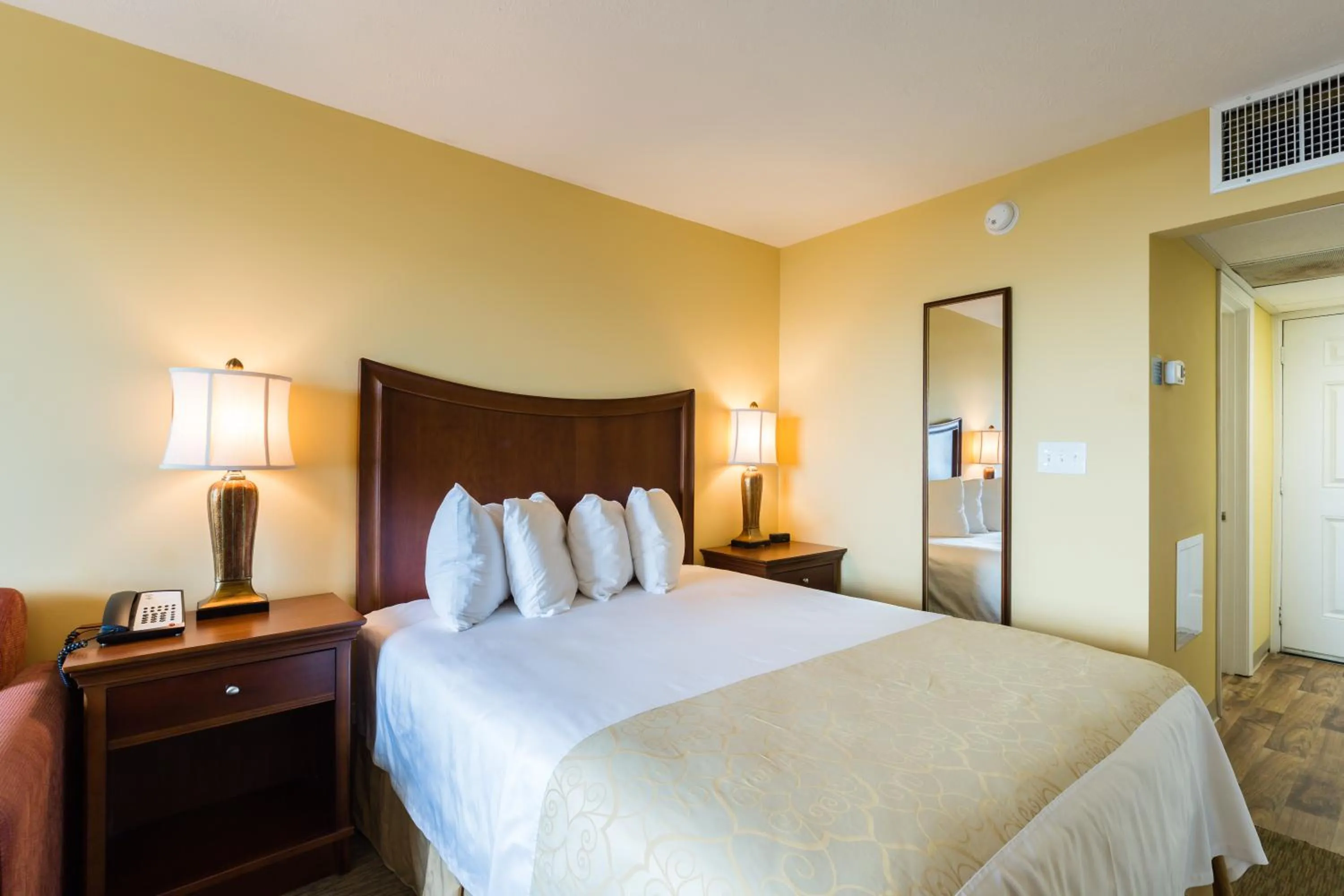 Bedroom, Bed in Jade Tree Cove