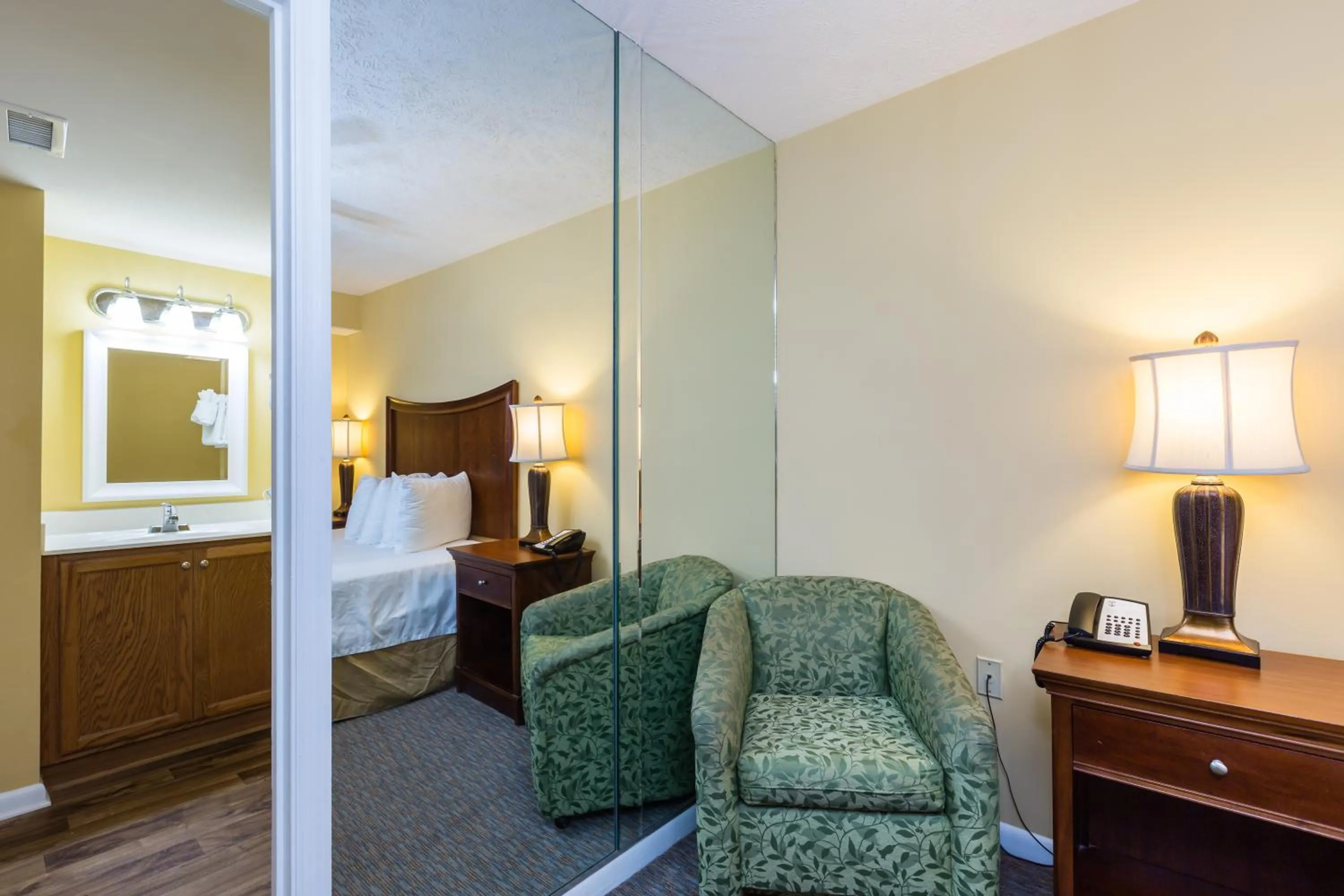 Bedroom, Bed in Jade Tree Cove