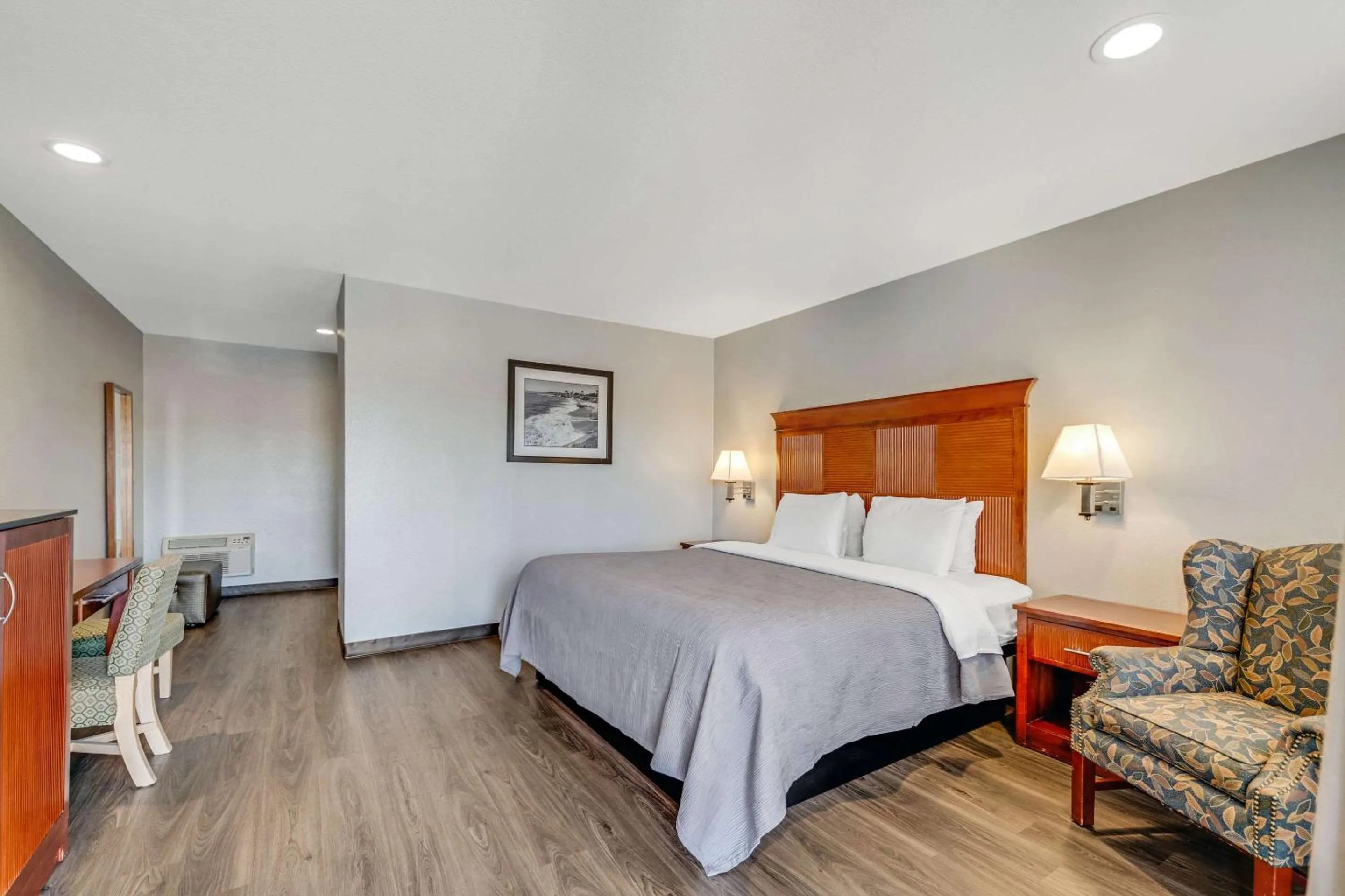 Bedroom, Bed in Quality Inn Santa Cruz Downtown Area