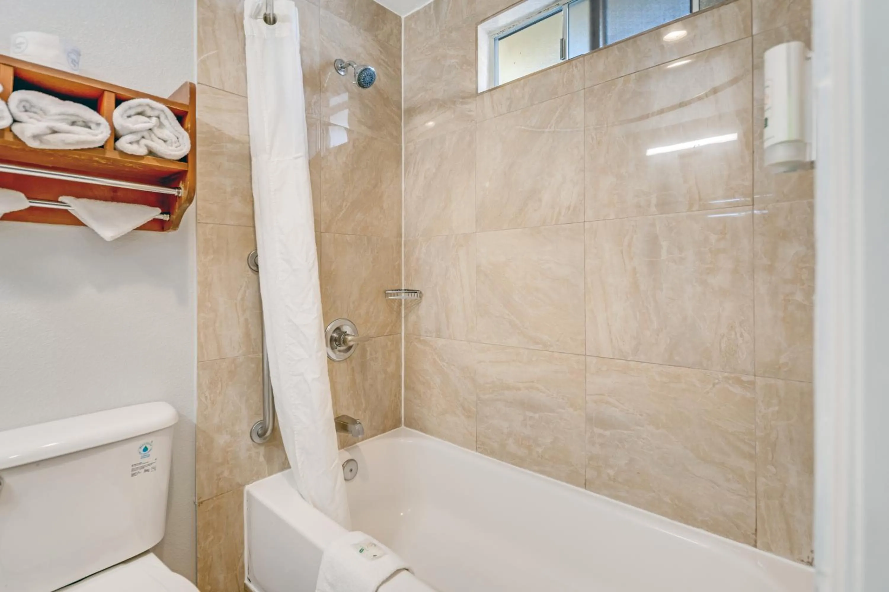 Bath in Quality Inn Santa Cruz Downtown Area