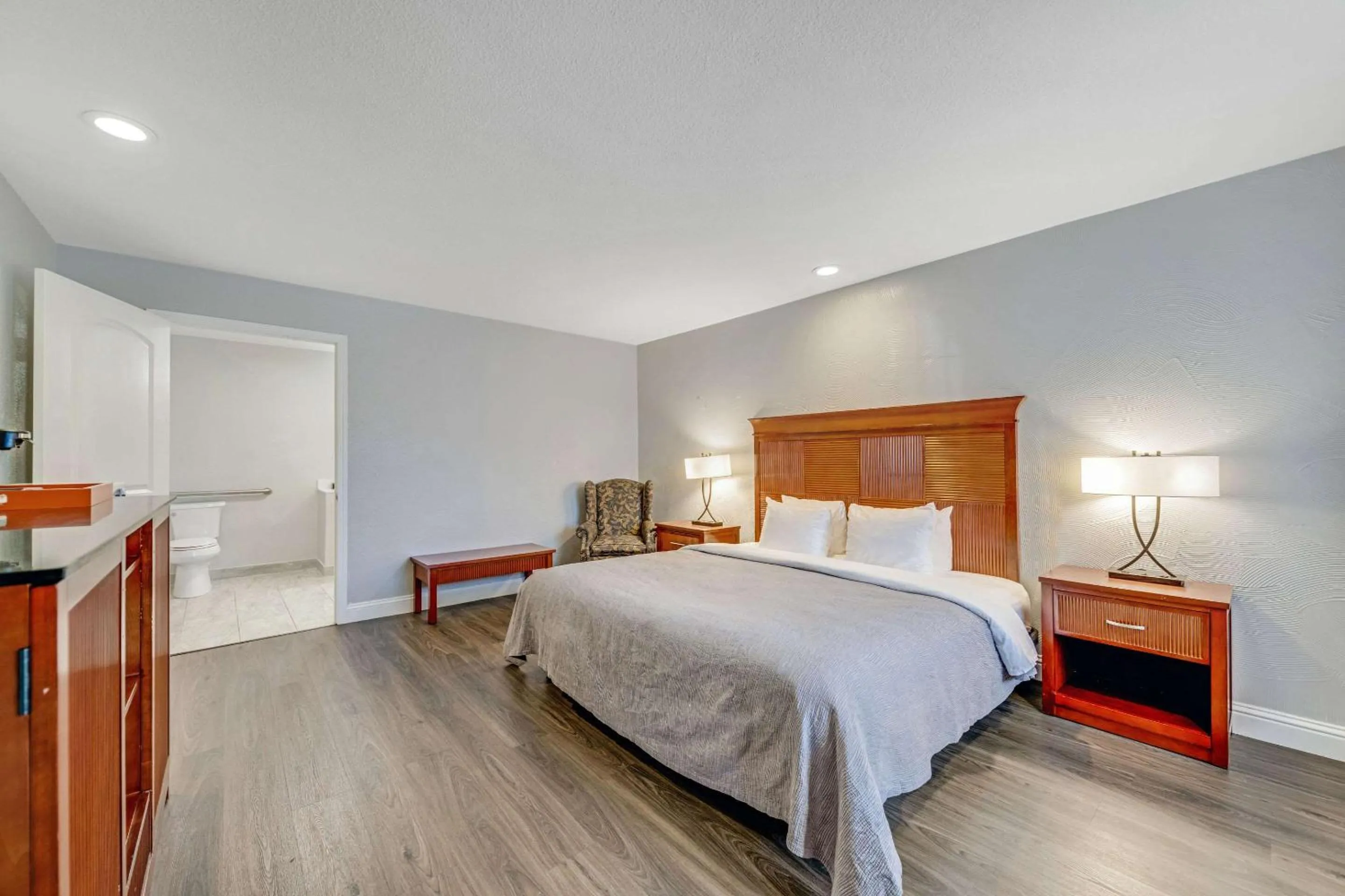 Bedroom, Bed in Quality Inn Santa Cruz Downtown Area