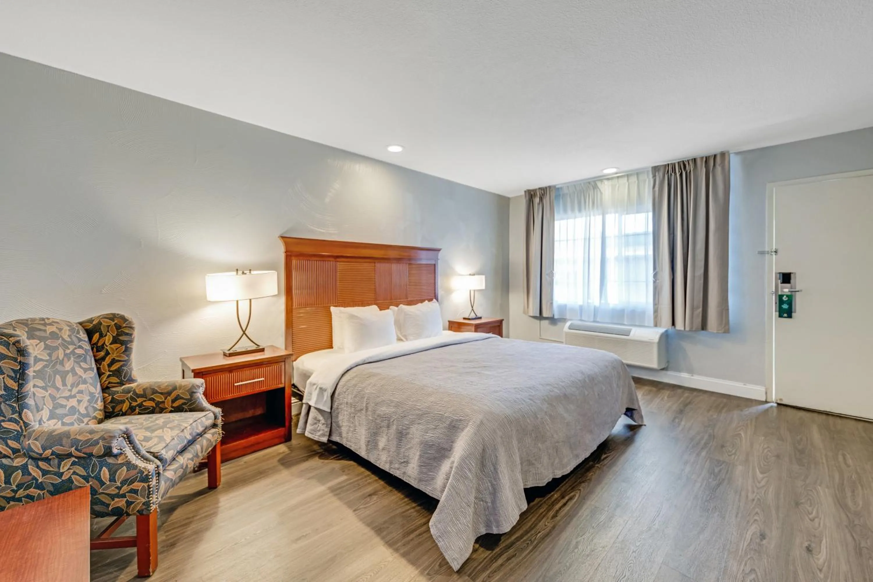 Bedroom, Bed in Quality Inn Santa Cruz Downtown Area