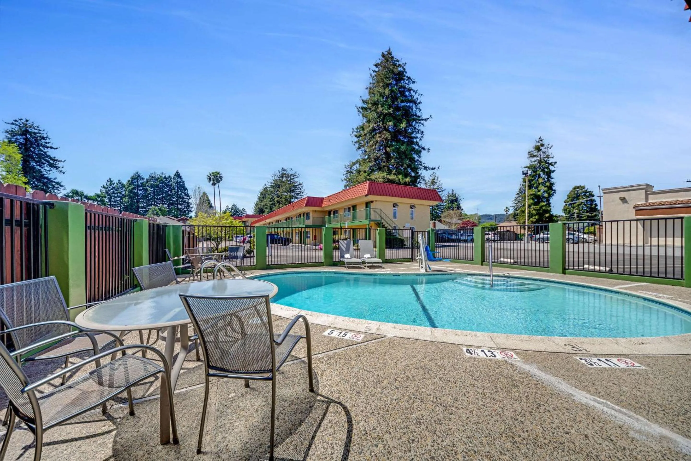 Swimming pool in Quality Inn Santa Cruz Downtown Area
