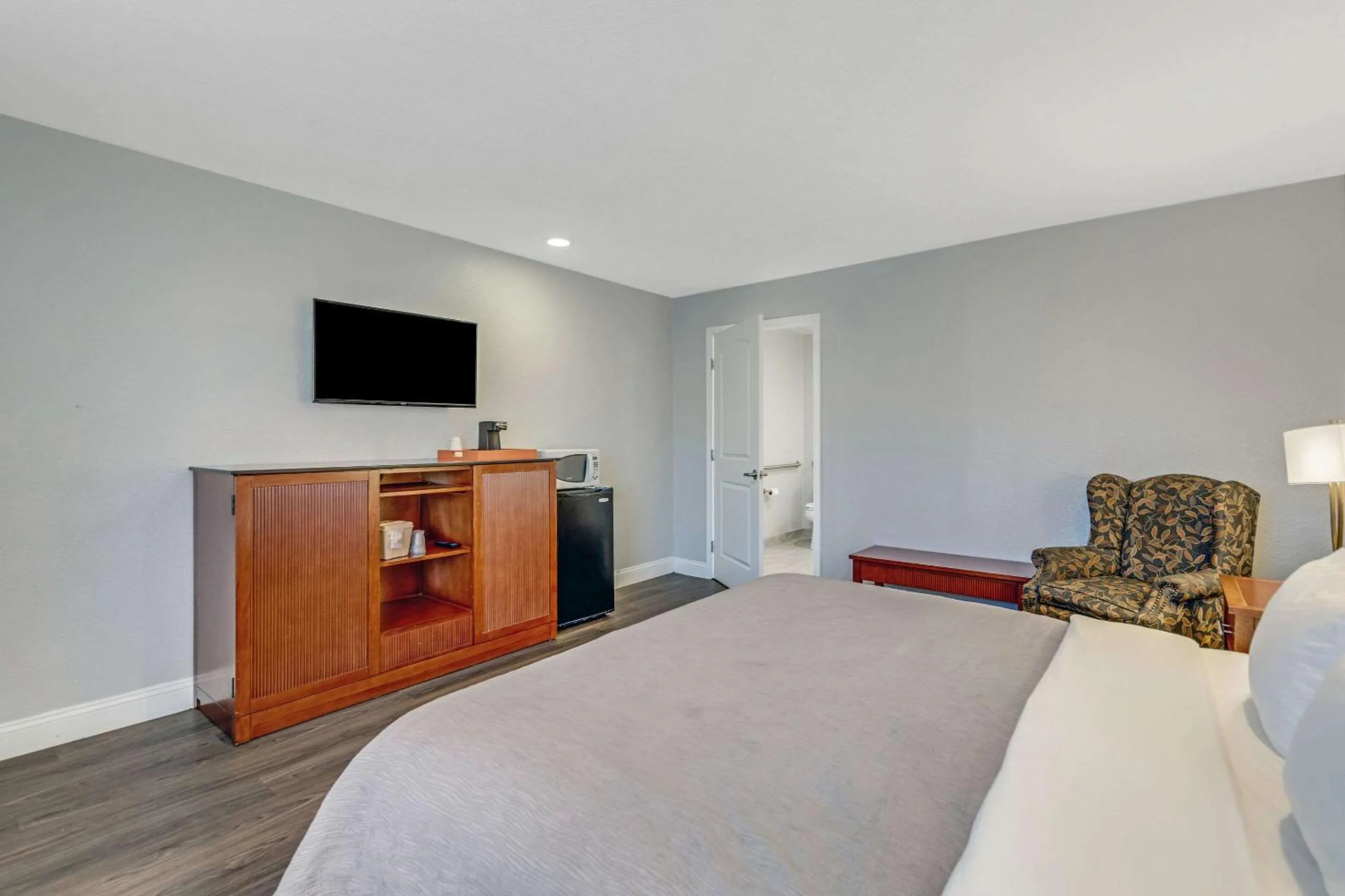 Bedroom, Bed in Quality Inn Santa Cruz Downtown Area