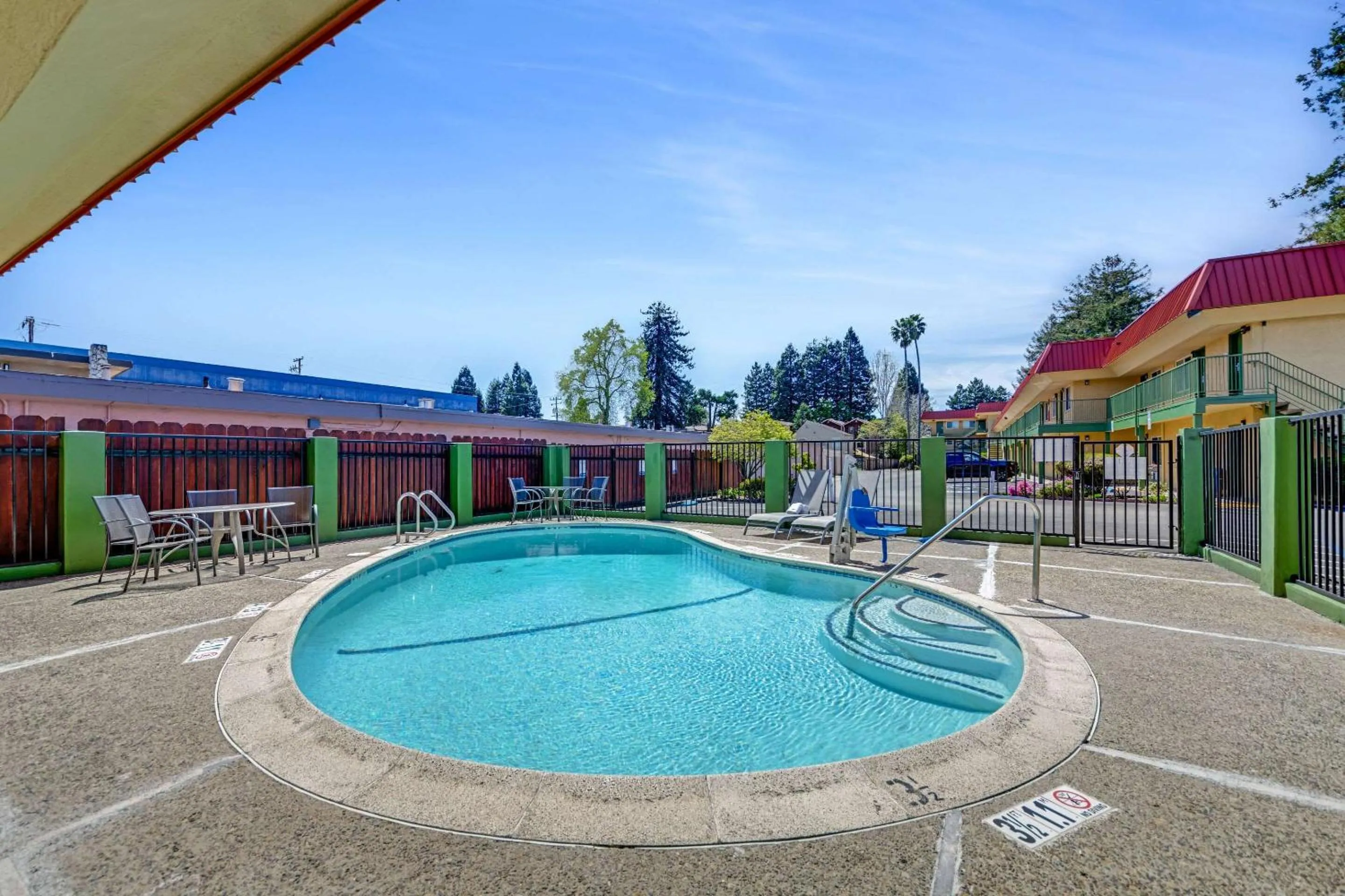 Swimming pool in Quality Inn Santa Cruz Downtown Area