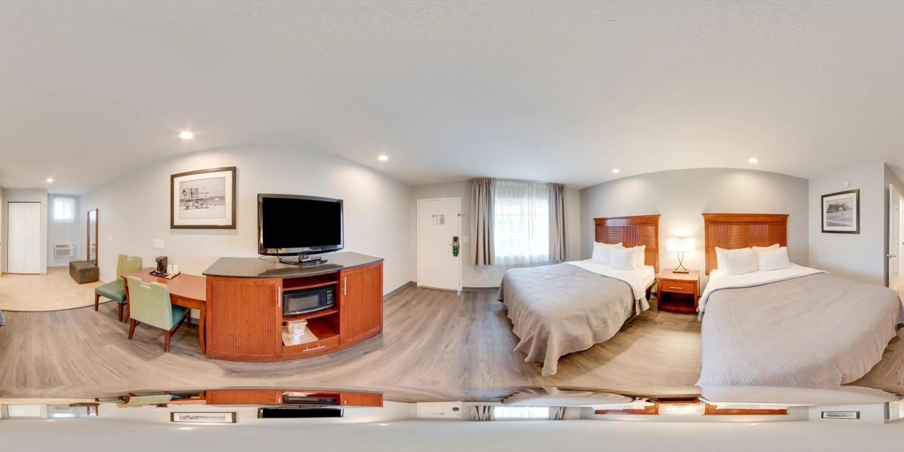 Photo of the whole room, Bed in Quality Inn Santa Cruz Downtown Area