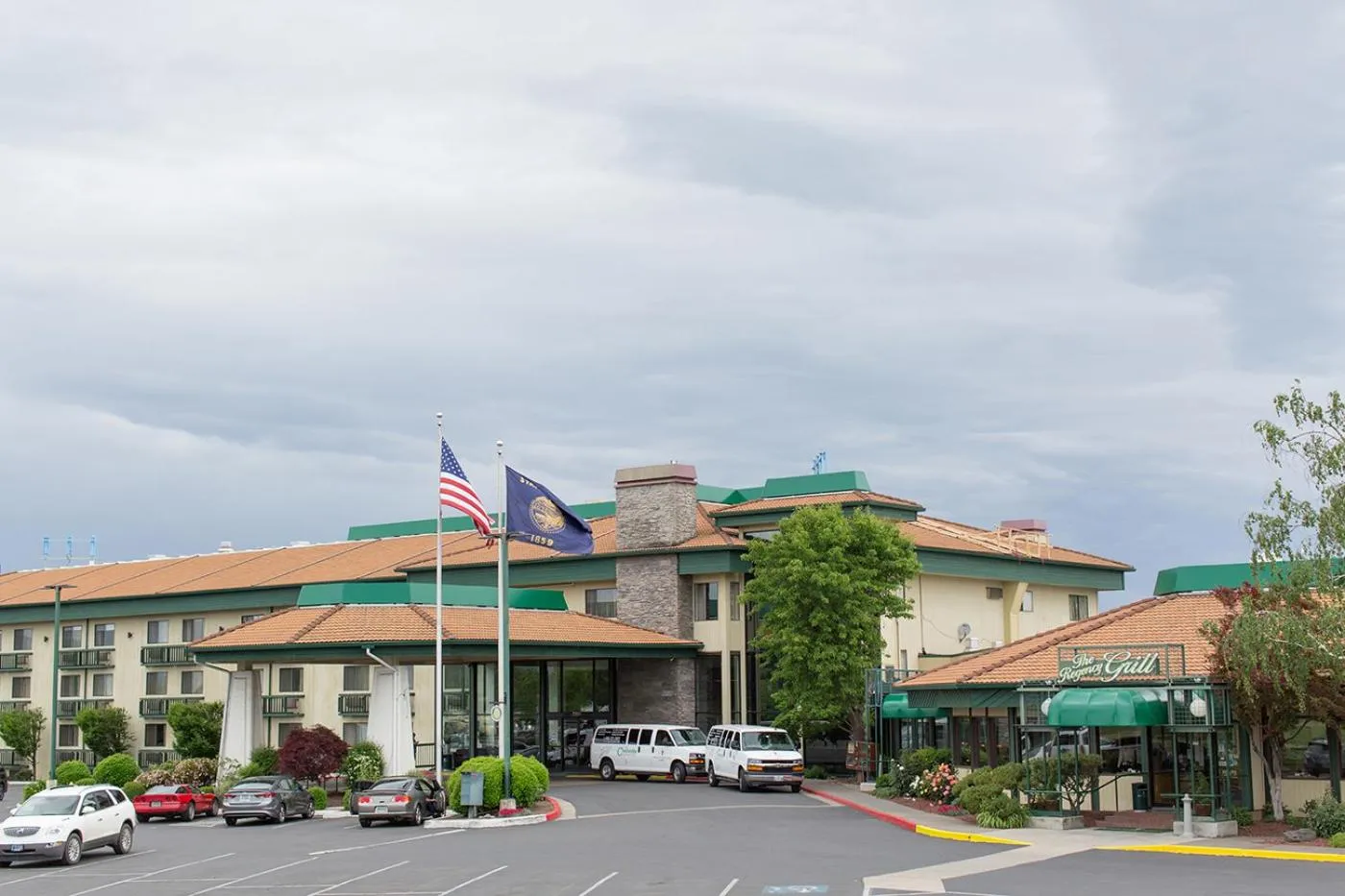 Property building in Rogue Regency Inn Medford Airport