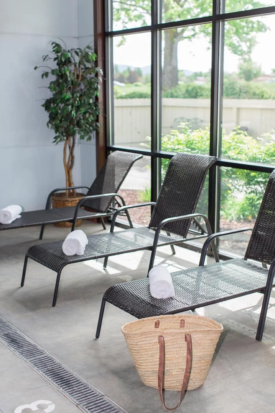 Swimming pool in Rogue Regency Inn Medford Airport