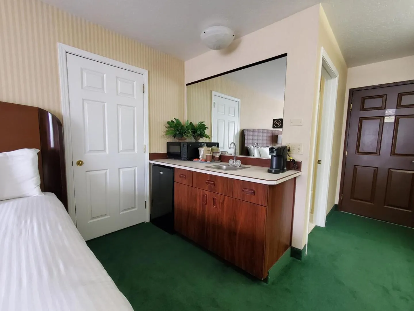 Bedroom, Bed in Rogue Regency Inn Medford Airport