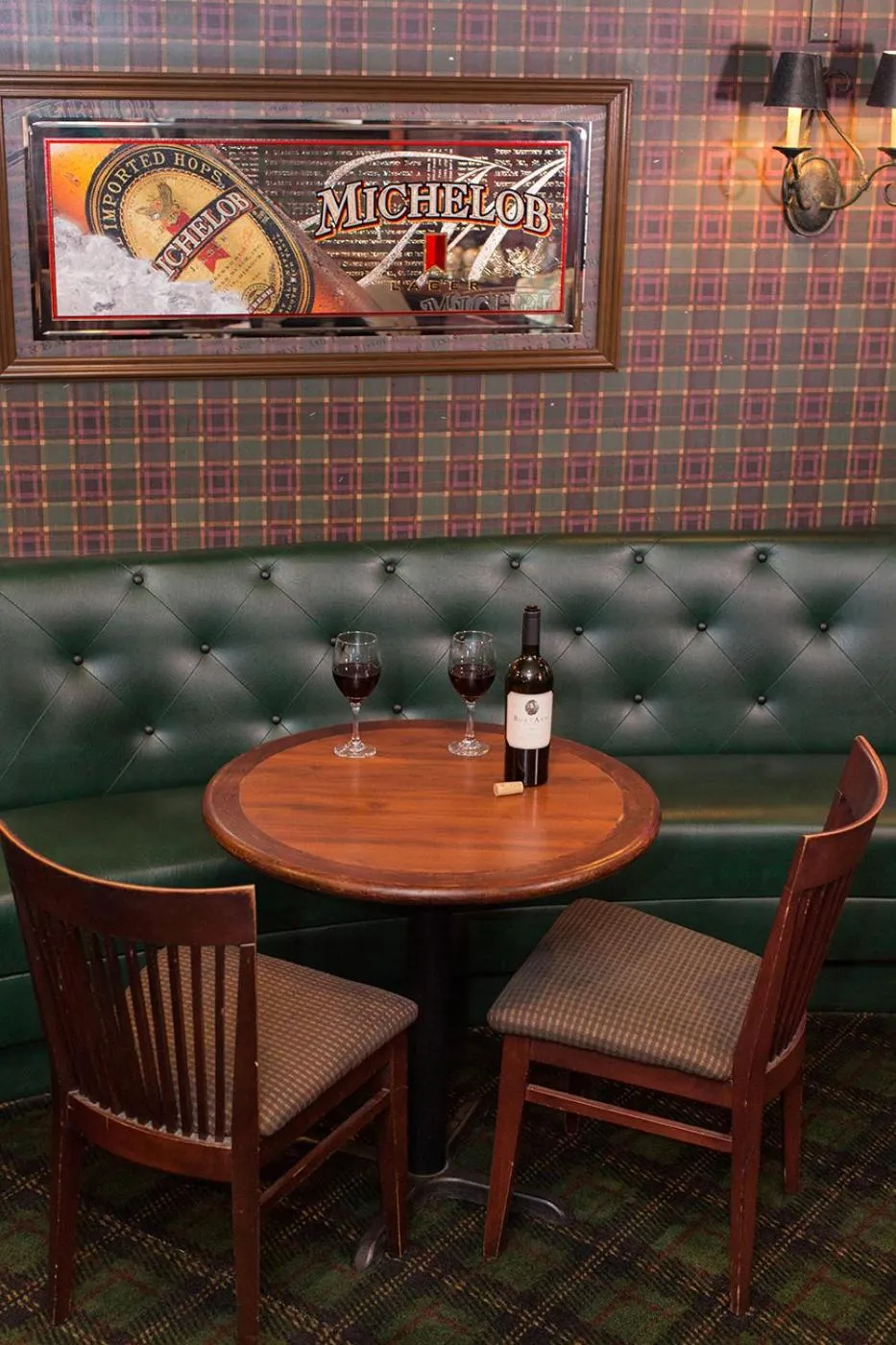 Lounge or bar in Rogue Regency Inn Medford Airport