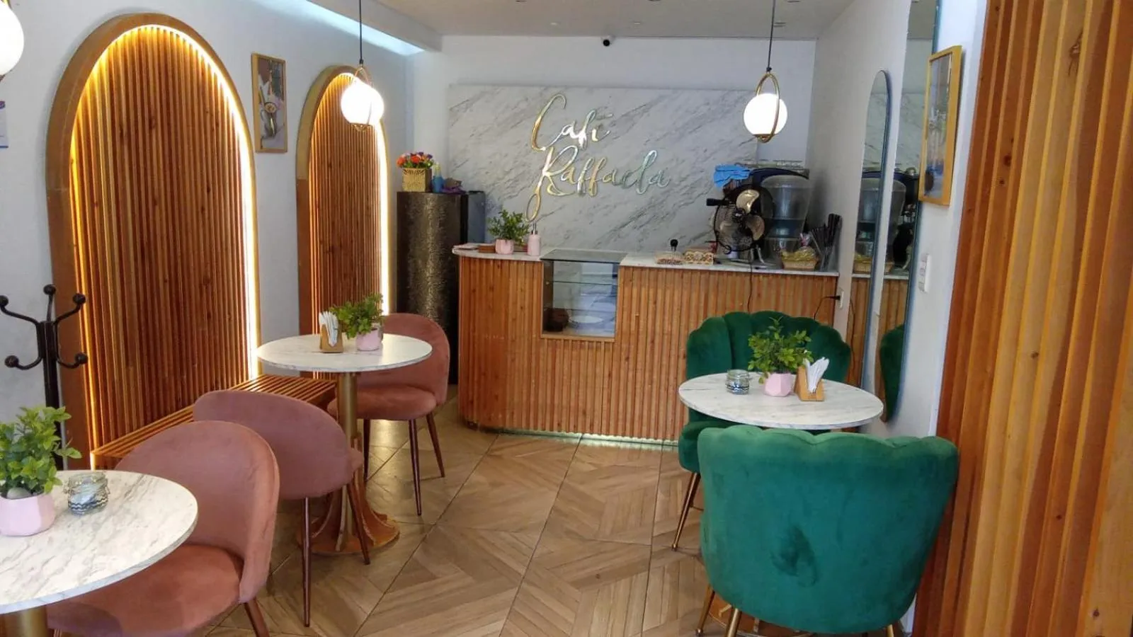 Restaurant/places to eat in Hotel Imperial