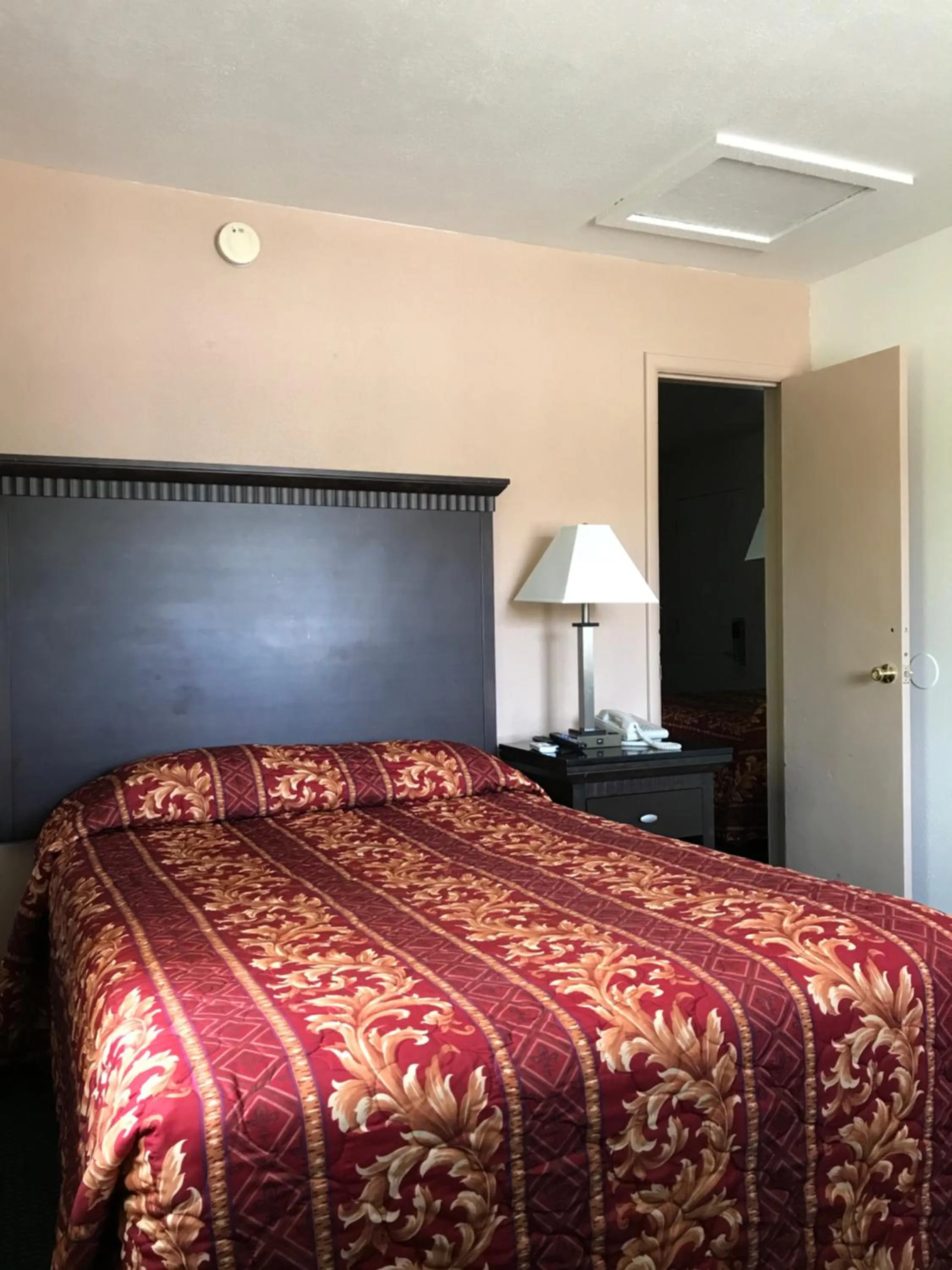 Bed in Townhouse Motel