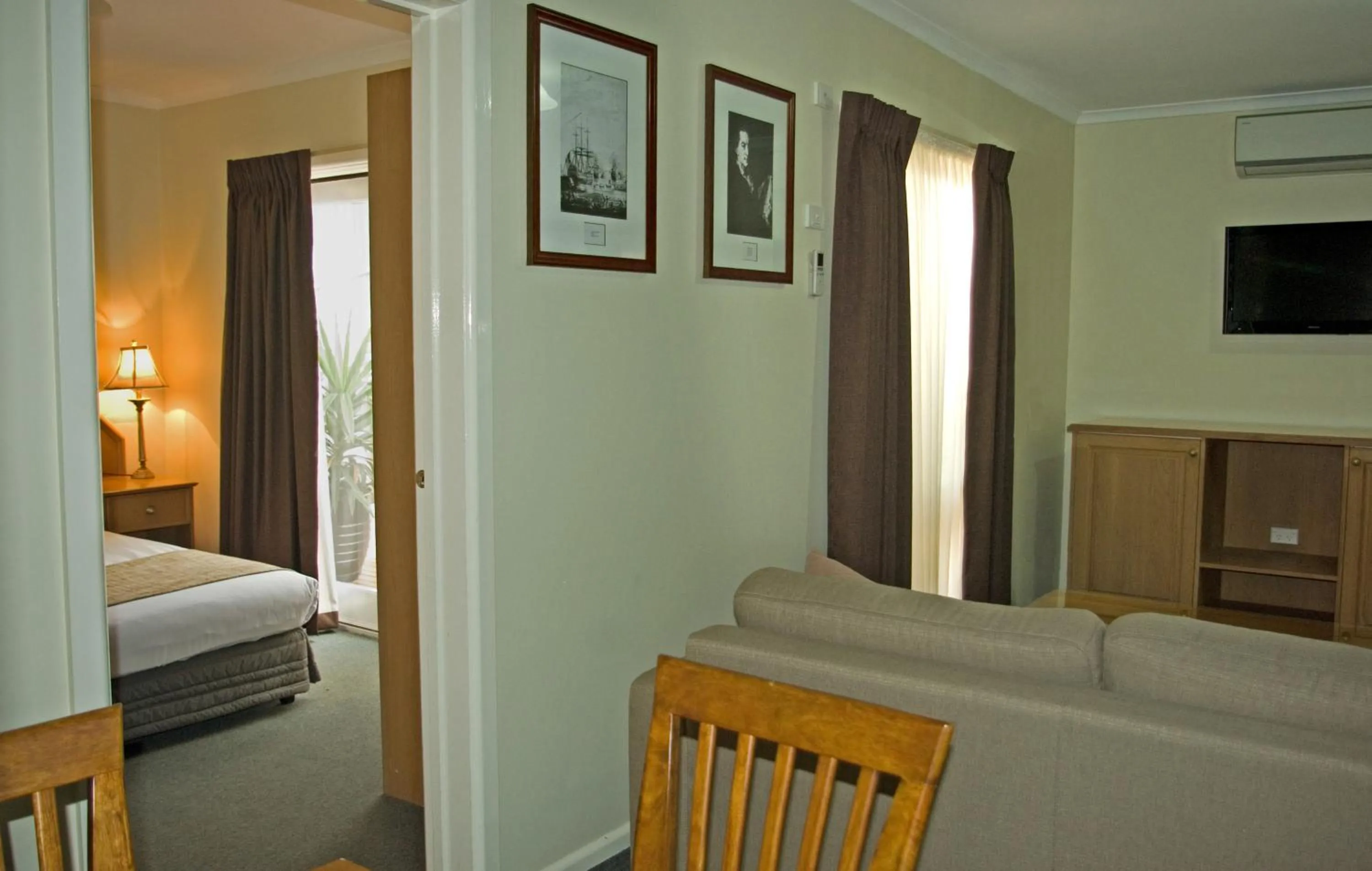 Photo of the whole room, Bed in Admiralty Inn