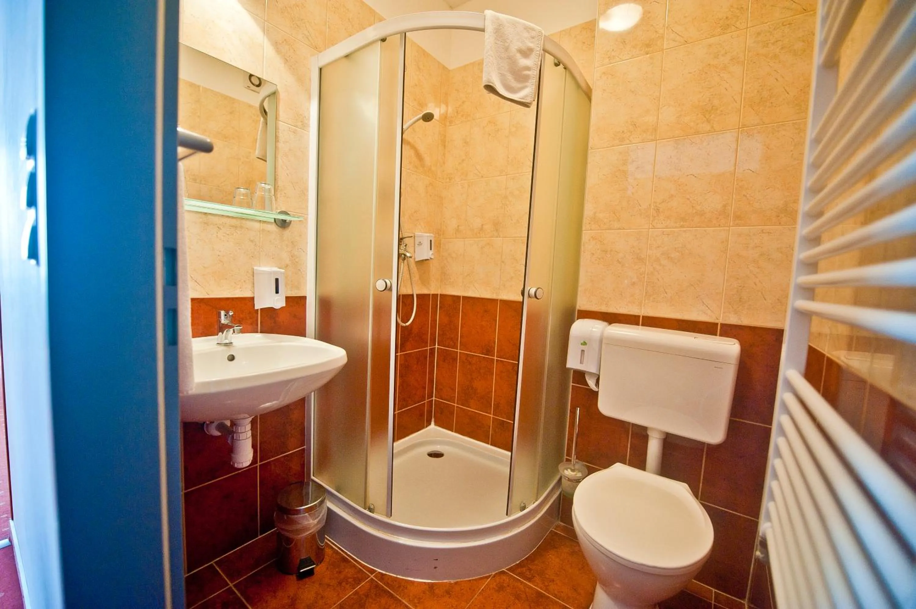 Shower in Canada Hotel Budapest