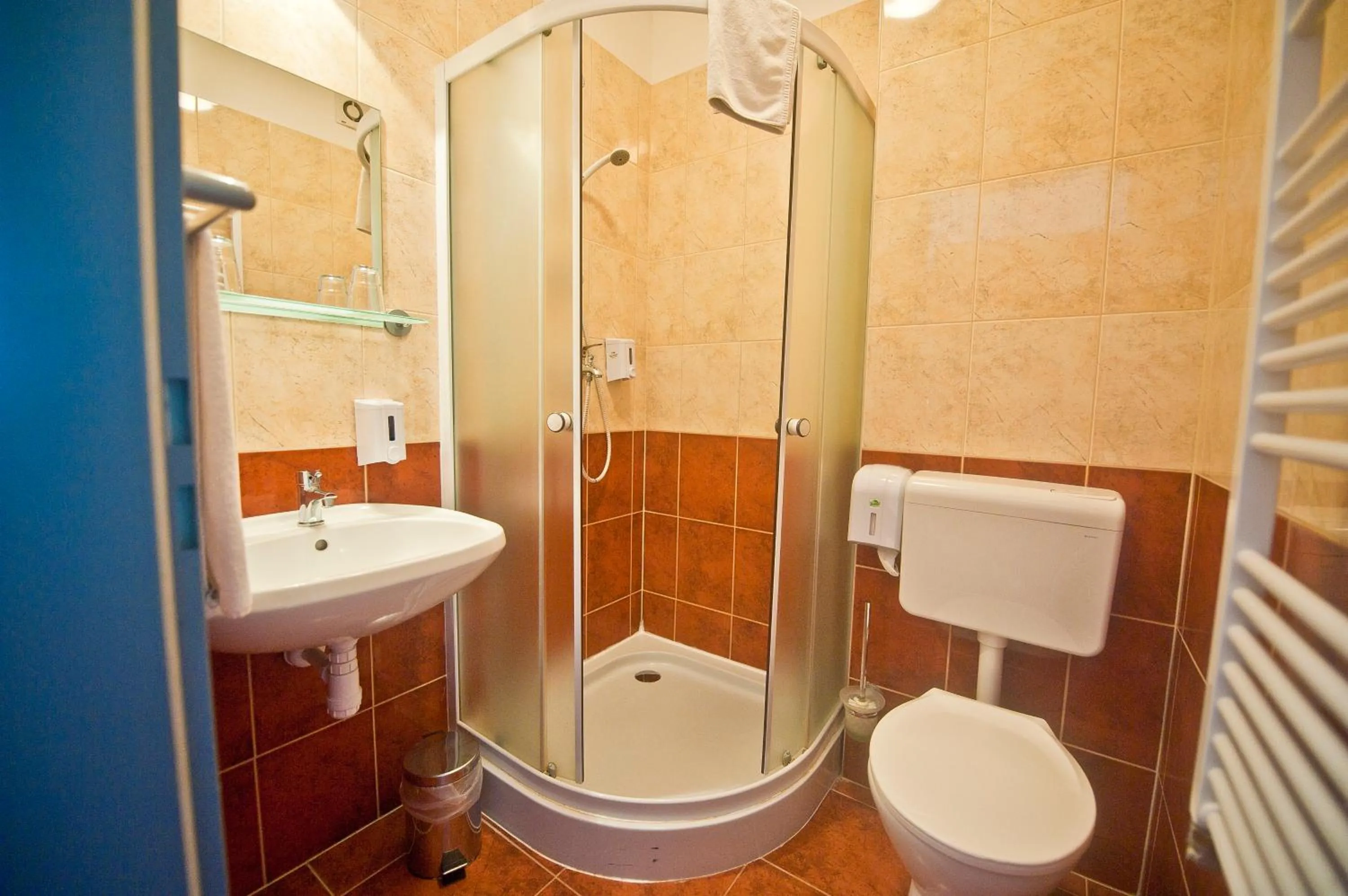 Toilet in Canada Hotel Budapest