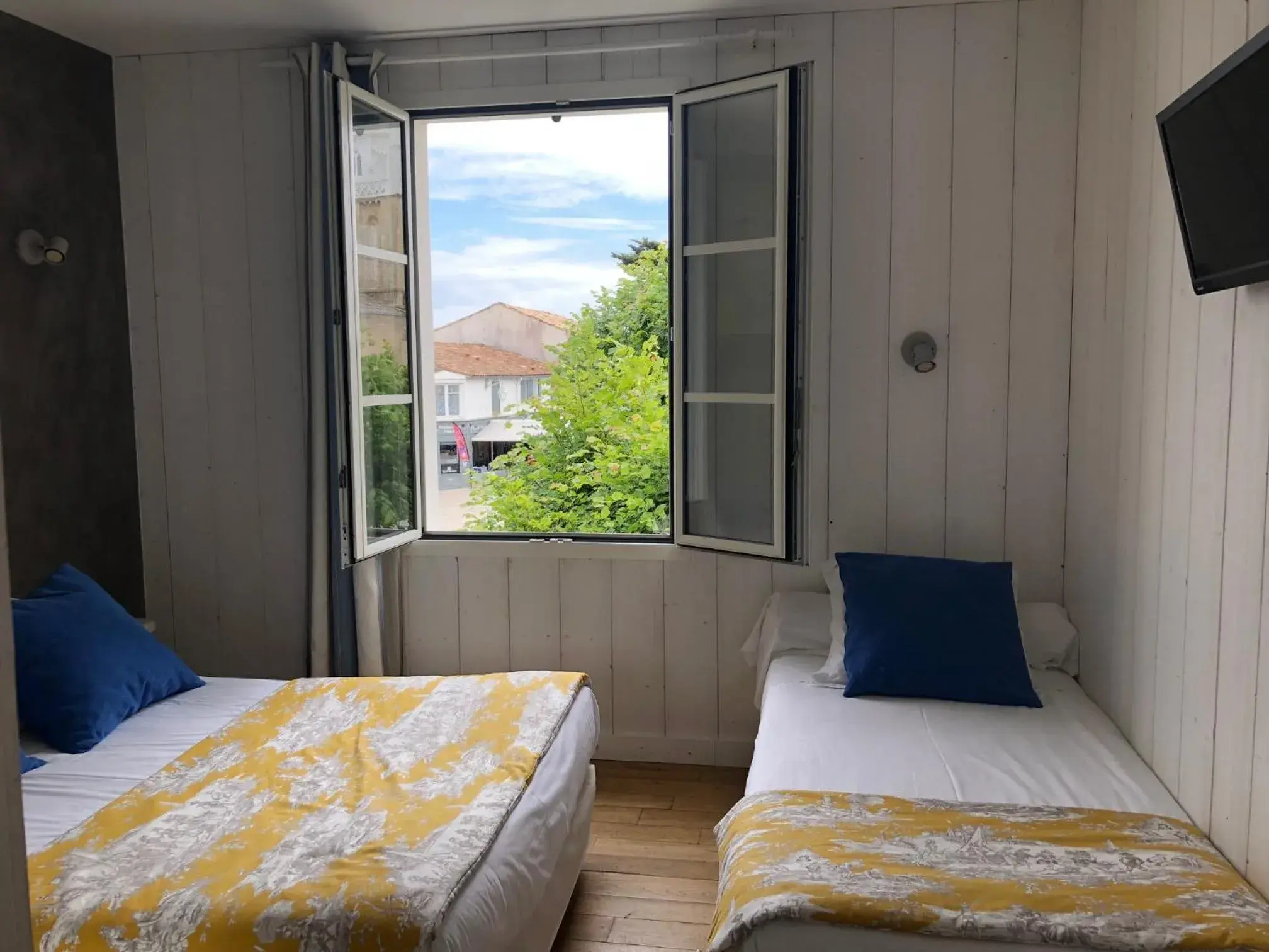 Triple Room in Hotel Le Clocher Triple Room in Hotel Le Clocher