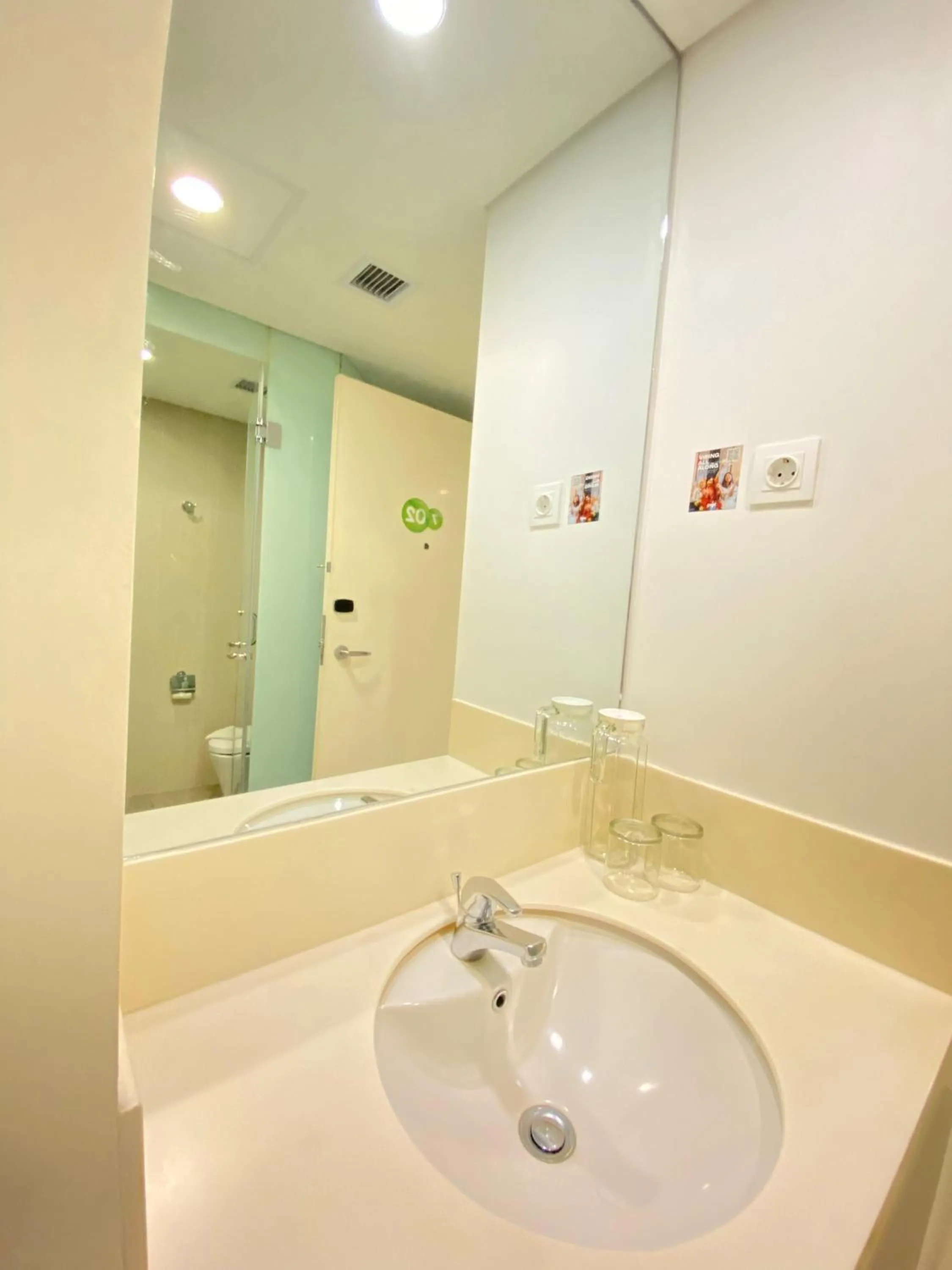 Toilet in POP! Hotel Pemuda Semarang