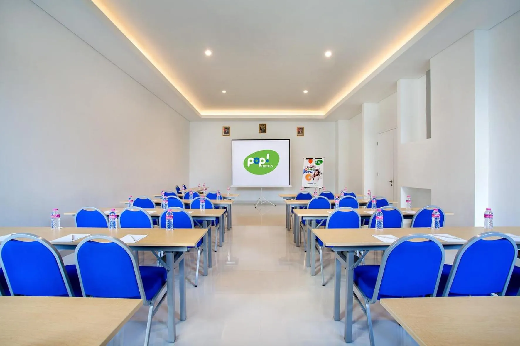Meeting/conference room in POP! Hotel Pemuda Semarang