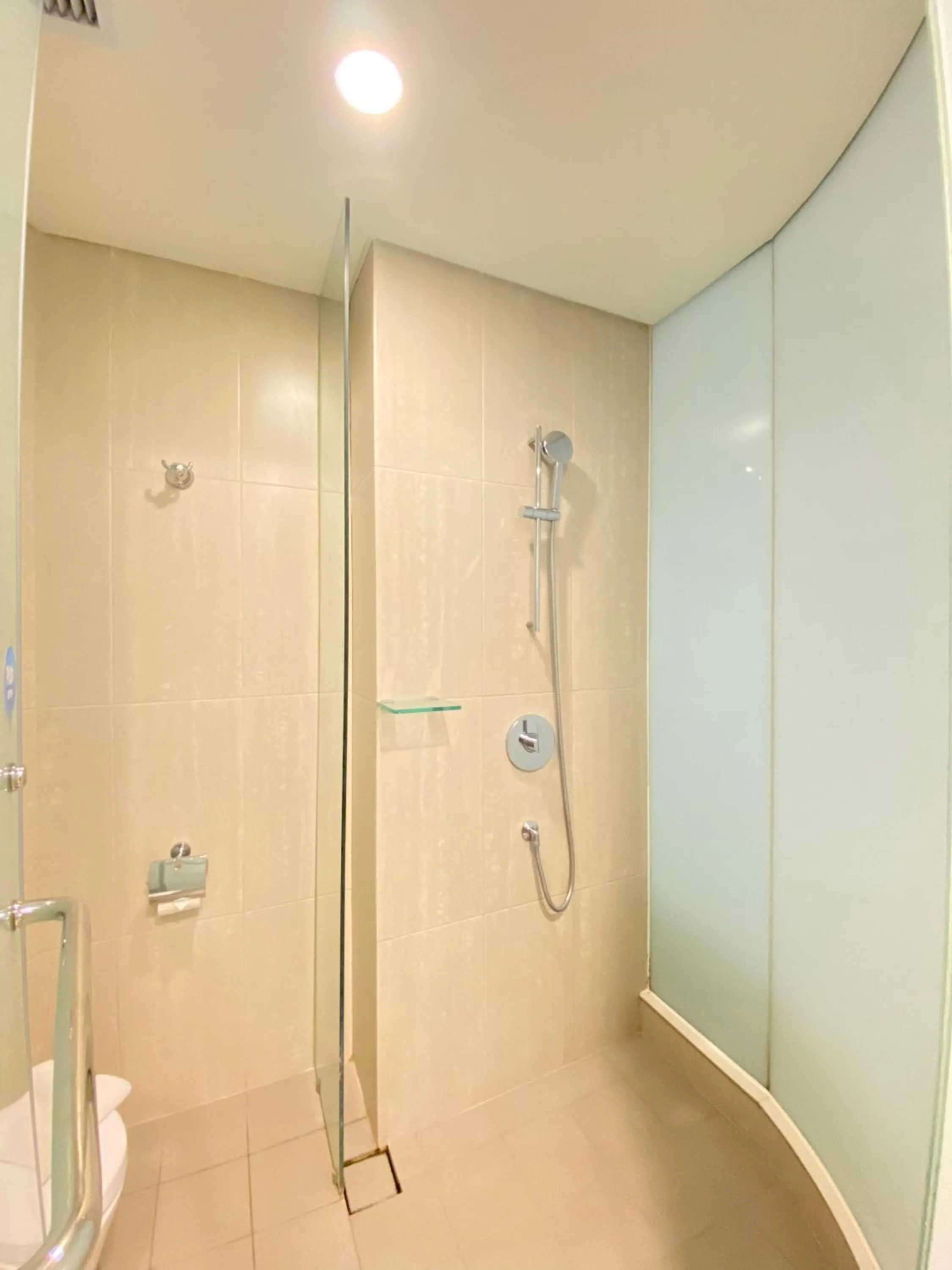 Shower in POP! Hotel Pemuda Semarang