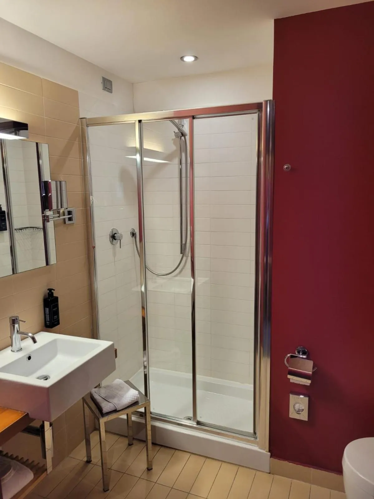 Shower in Cosmopolitan Hotel