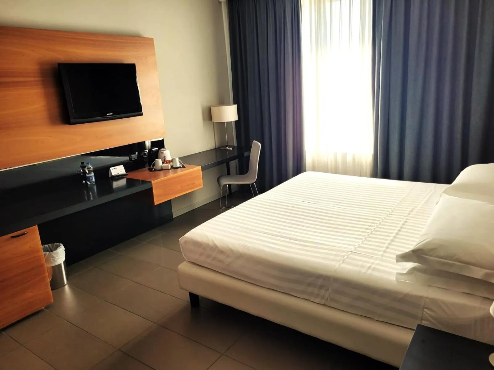 Bedroom, Bed in Cosmopolitan Hotel