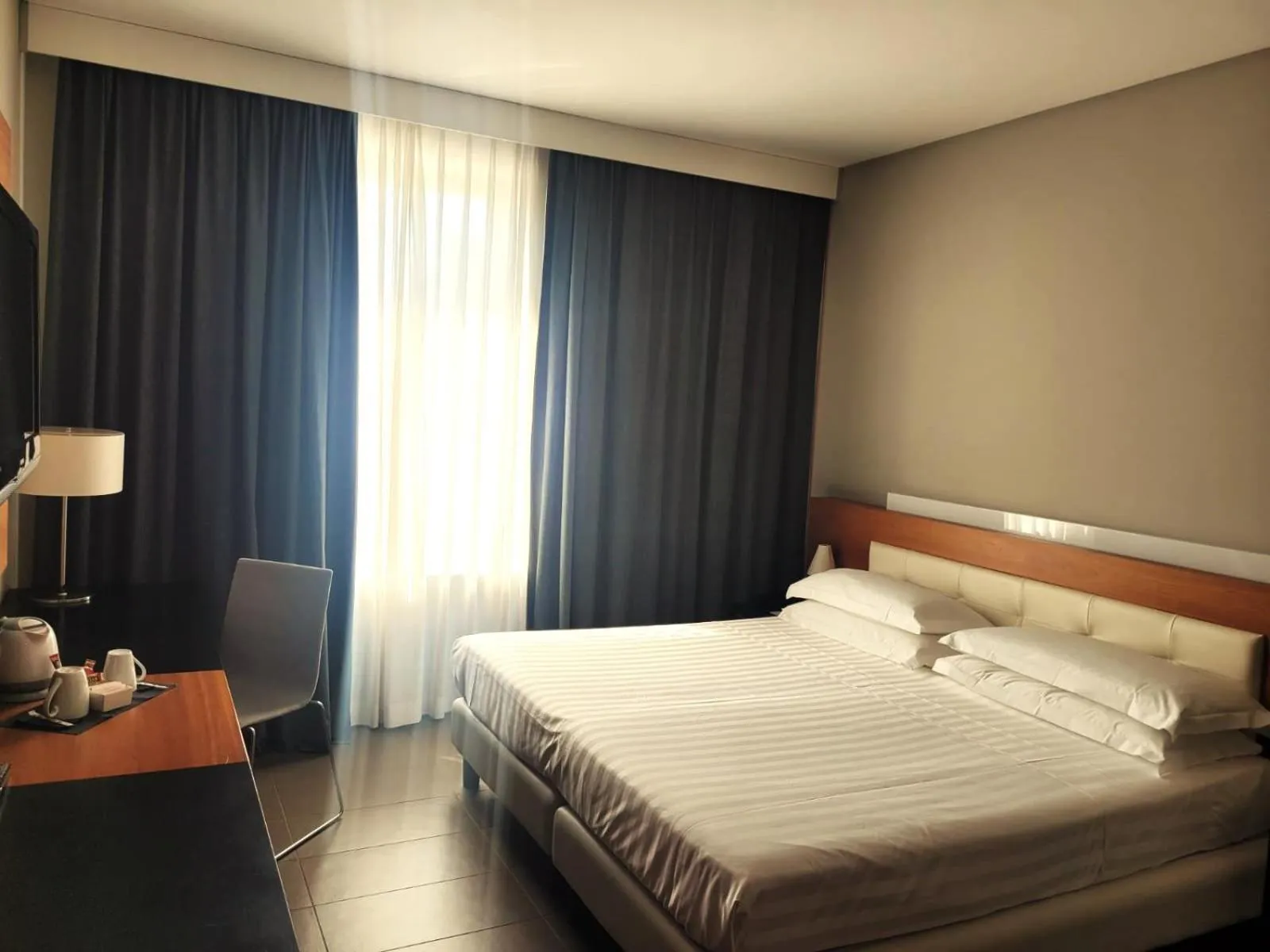 Bedroom, Bed in Cosmopolitan Hotel