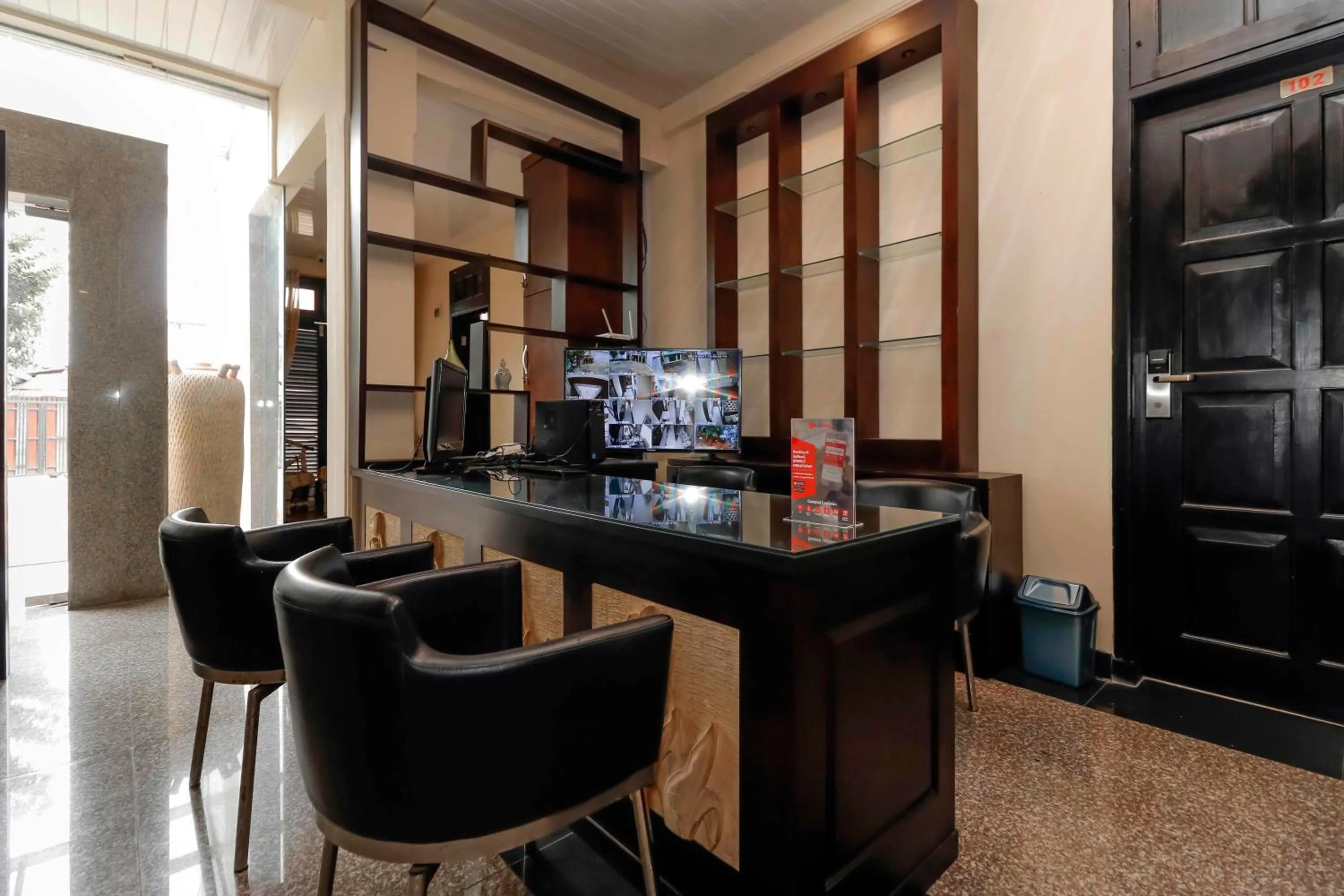 Lobby or reception in RedDoorz Plus near Halim Perdanakusuma 2