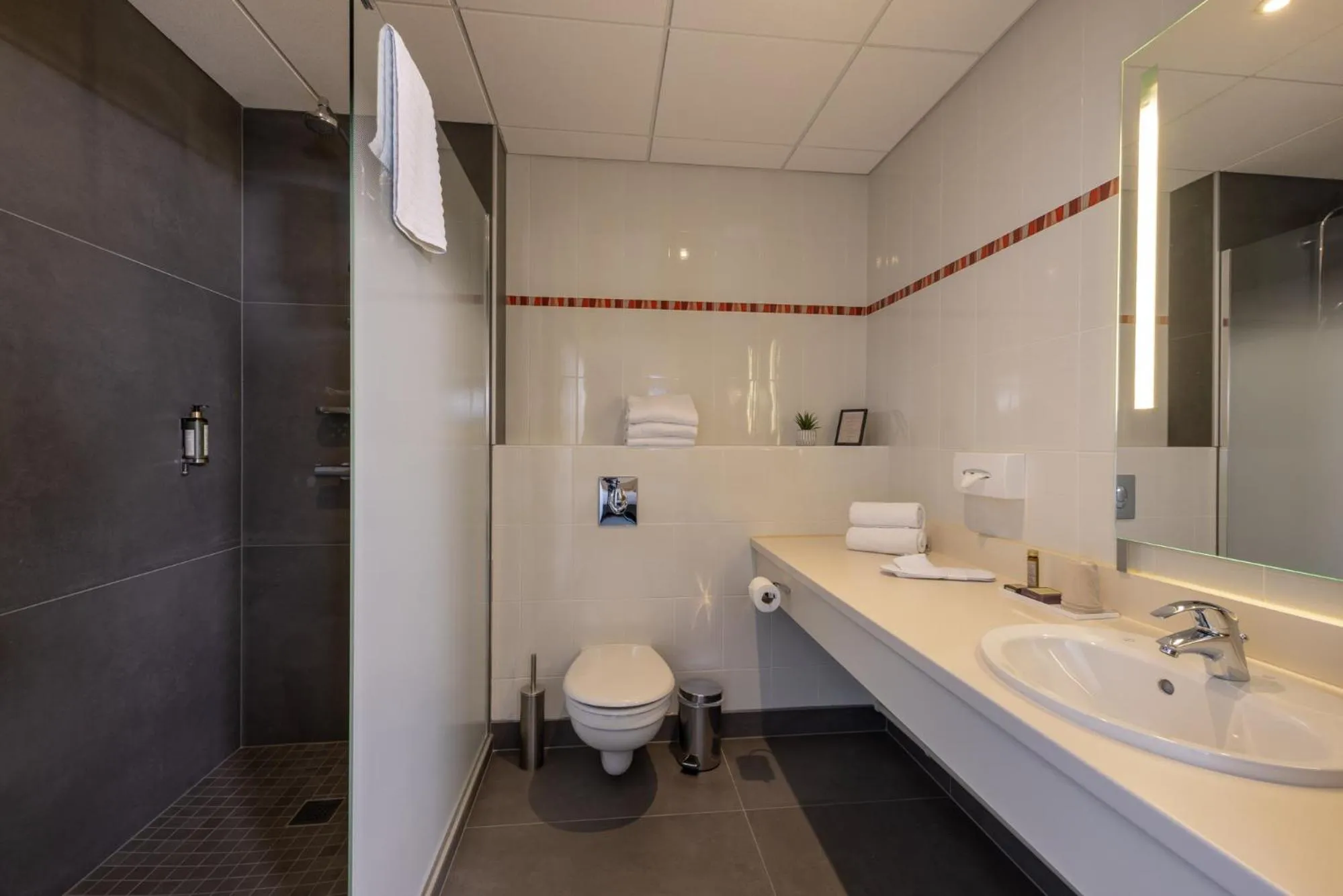 Bathroom in Hôtel Val-Vignes Colmar Haut-Koenigsbourg, The Originals Relais