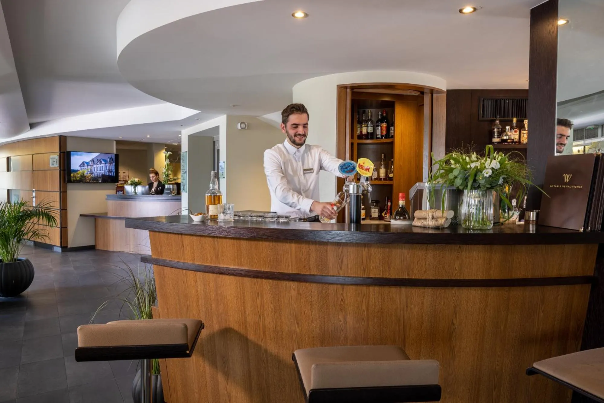 Lounge or bar in Hôtel Val-Vignes Colmar Haut-Koenigsbourg, The Originals Relais