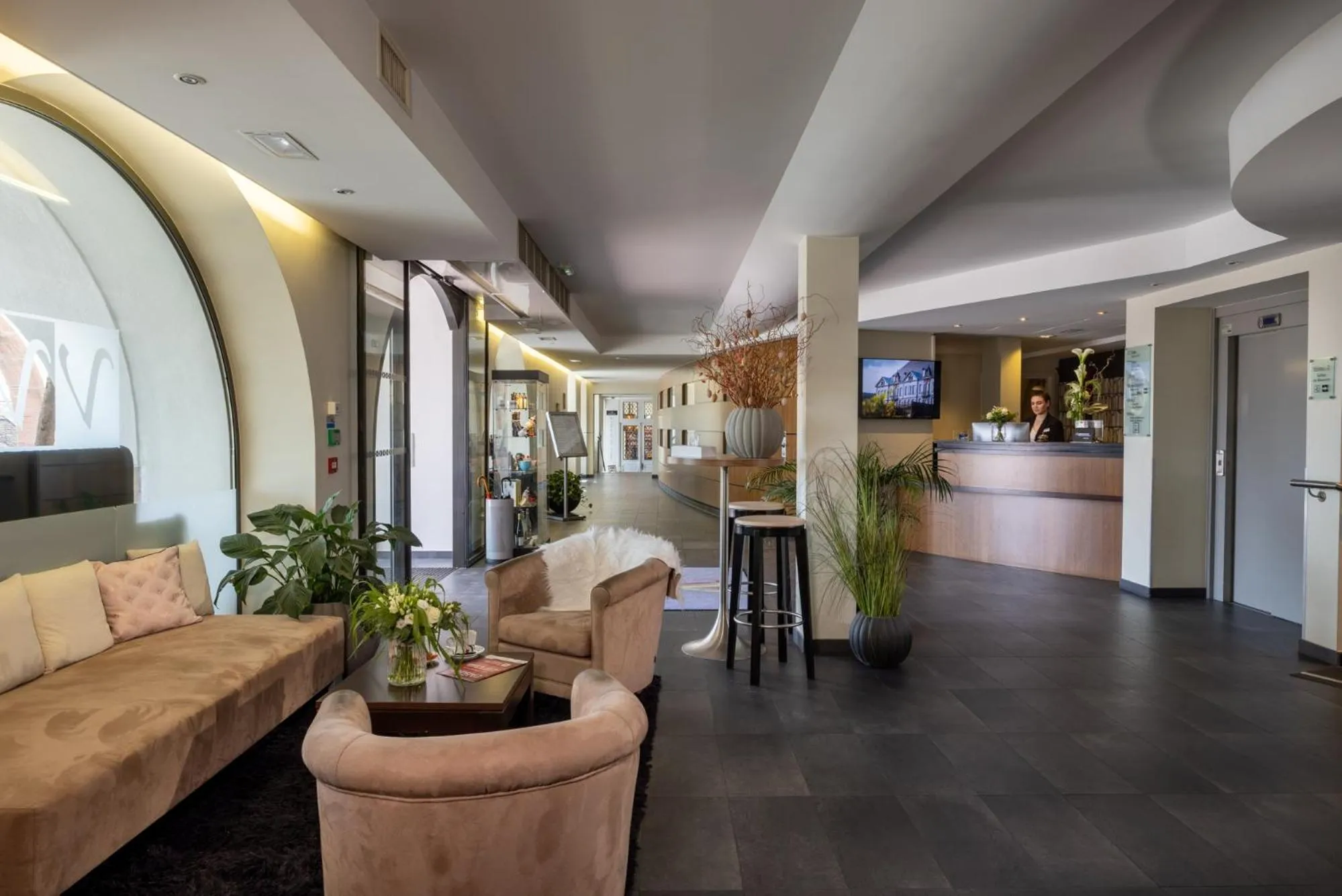 Lobby or reception in Hôtel Val-Vignes Colmar Haut-Koenigsbourg, The Originals Relais