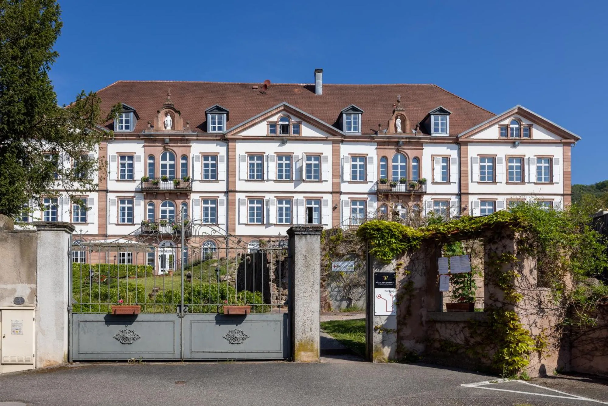 Property building in Hôtel Val-Vignes Colmar Haut-Koenigsbourg, The Originals Relais