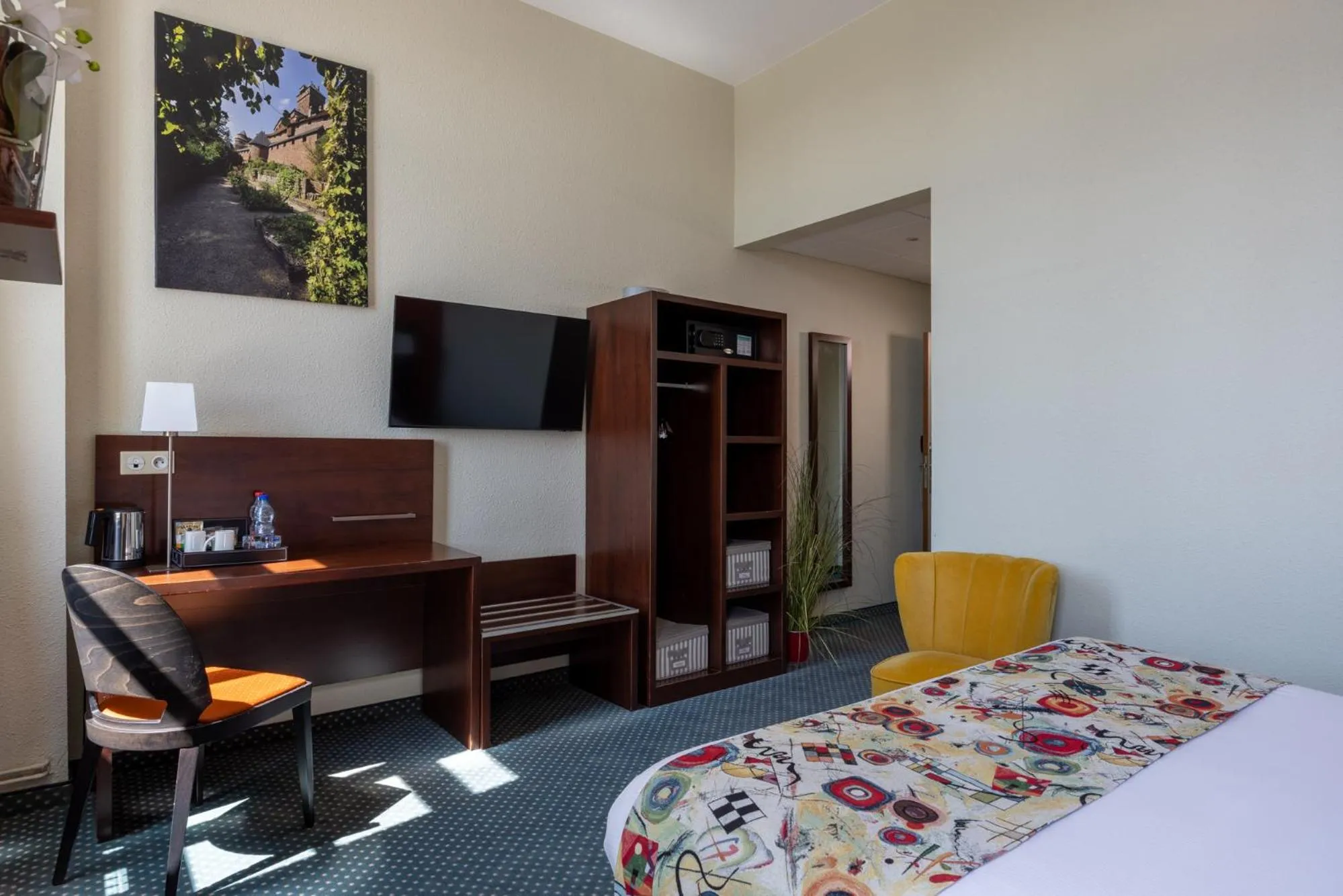 Bedroom, Bed in Hôtel Val-Vignes Colmar Haut-Koenigsbourg, The Originals Relais