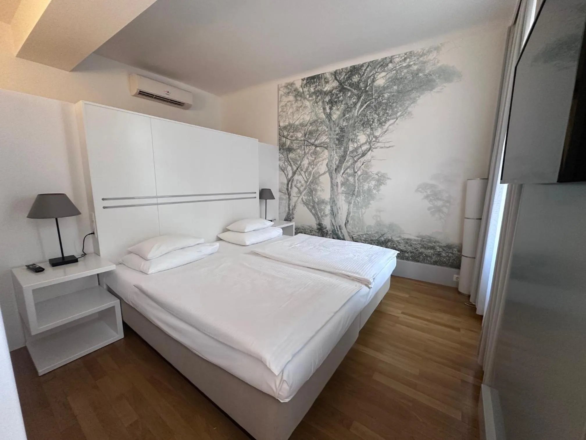 Photo of the whole room, Bed in Hotel Caroline