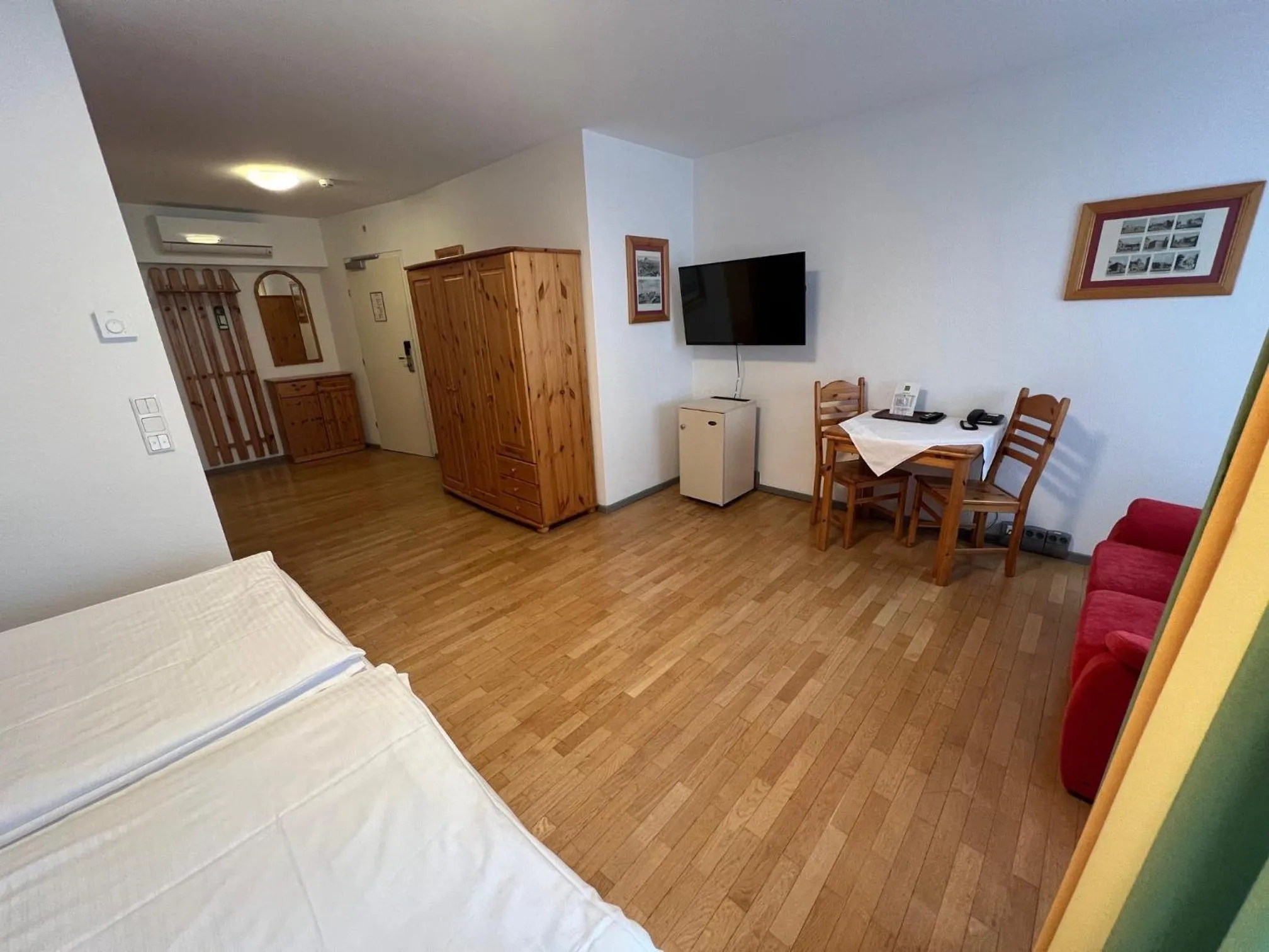 Photo of the whole room, Bed in Hotel Caroline