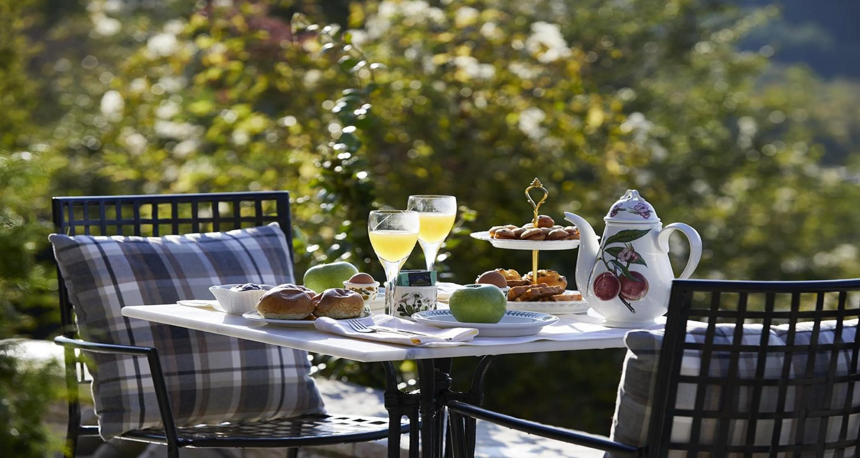 Breakfast in MounTrace Suites & SPA