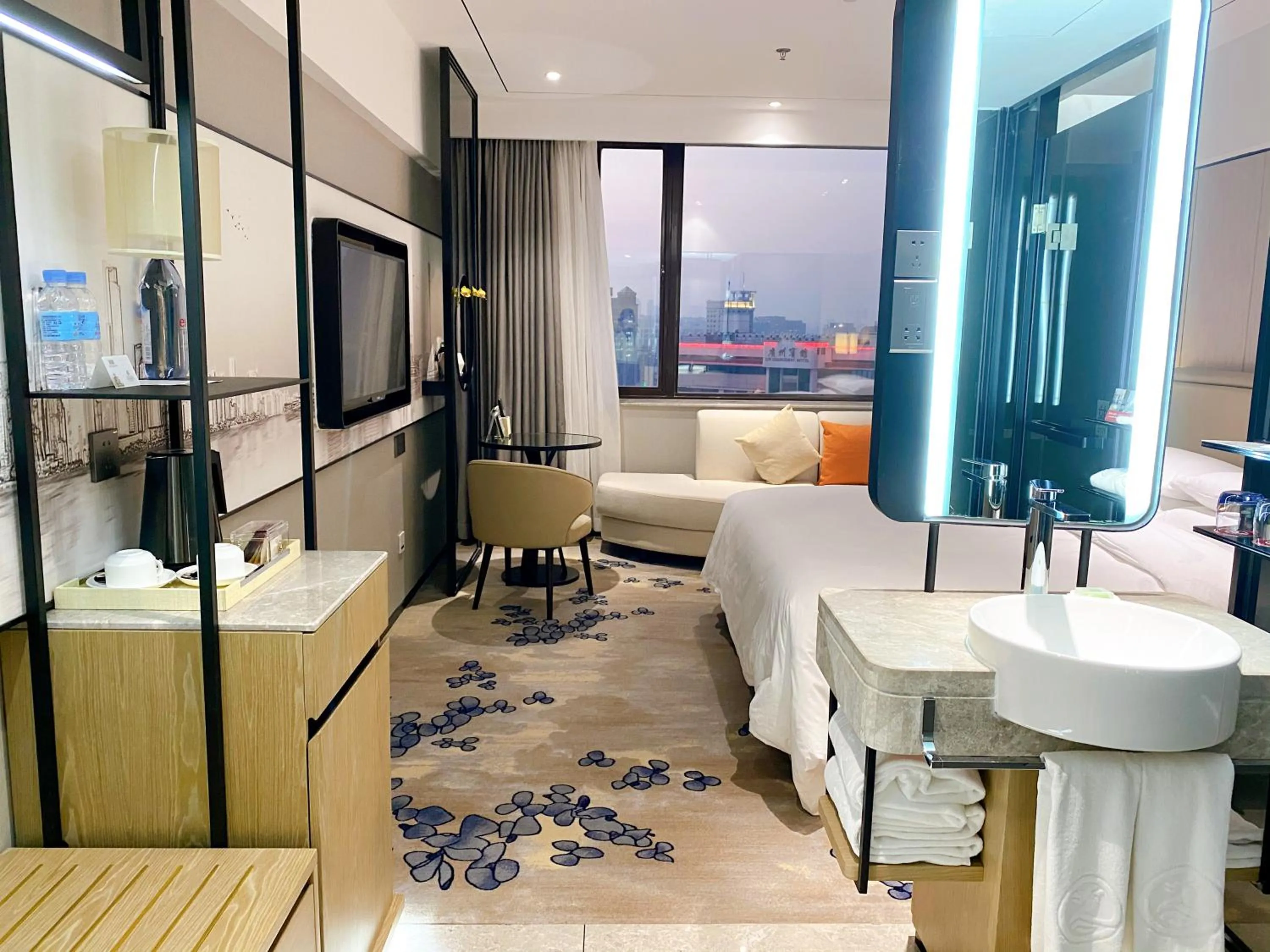 Photo of the whole room in Hotel Landmark Canton