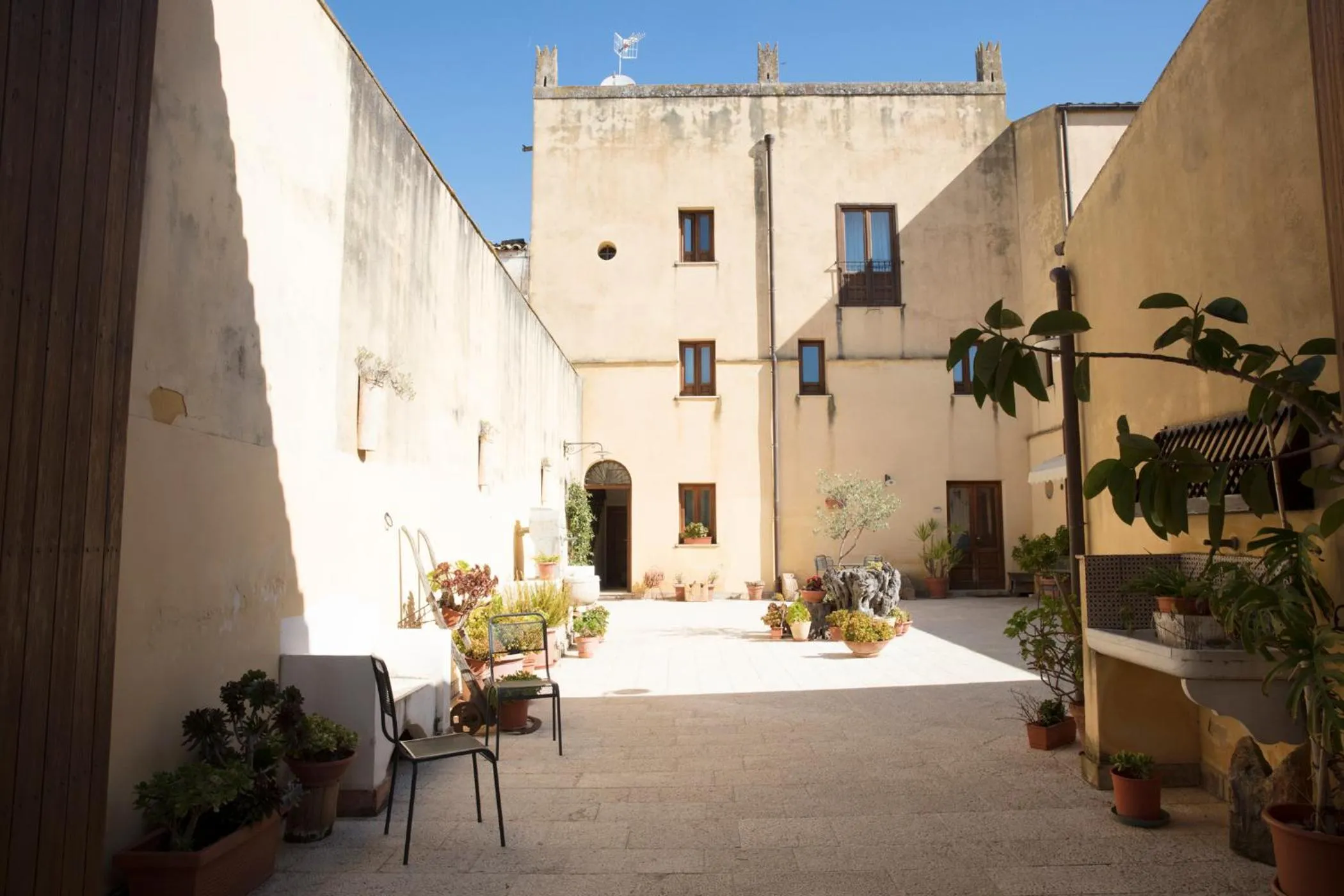 Inner courtyard view in Agriturismo Baglio Vecchio