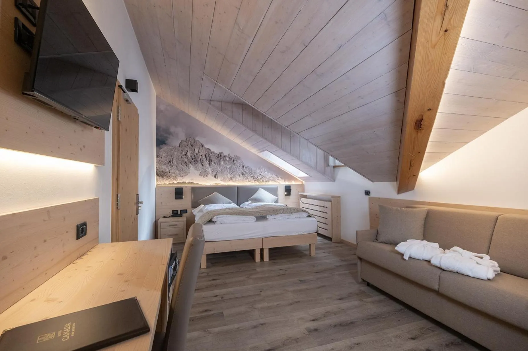 Bedroom, Bed in Hotel Canada