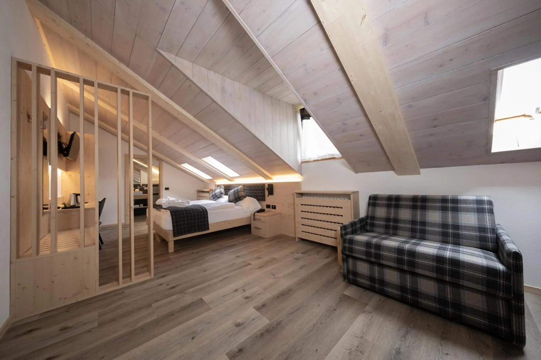 Photo of the whole room, Bed in Hotel Canada