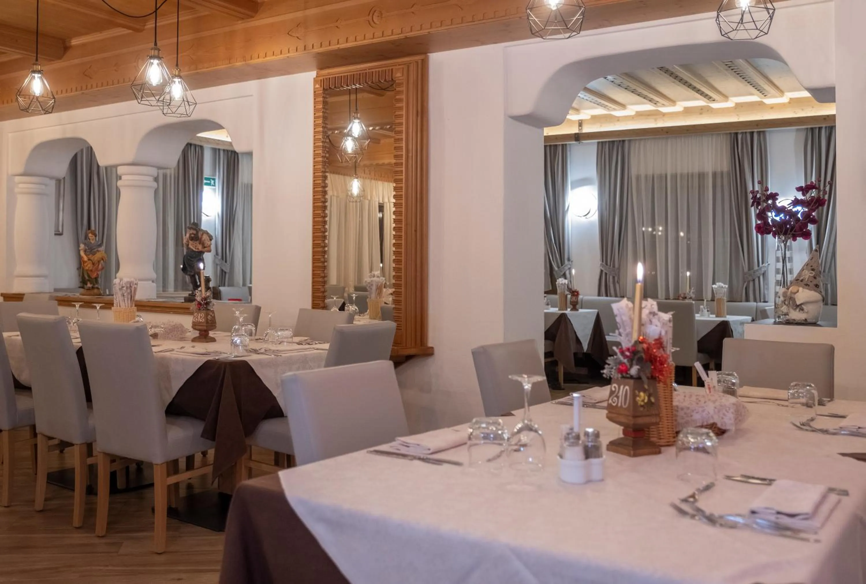 Restaurant/places to eat in Hotel Canada