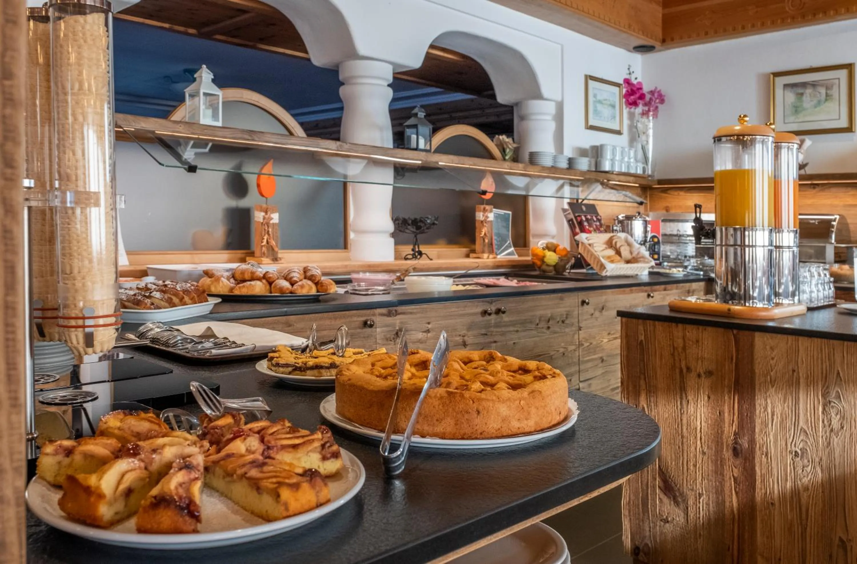 Restaurant/places to eat in Hotel Canada